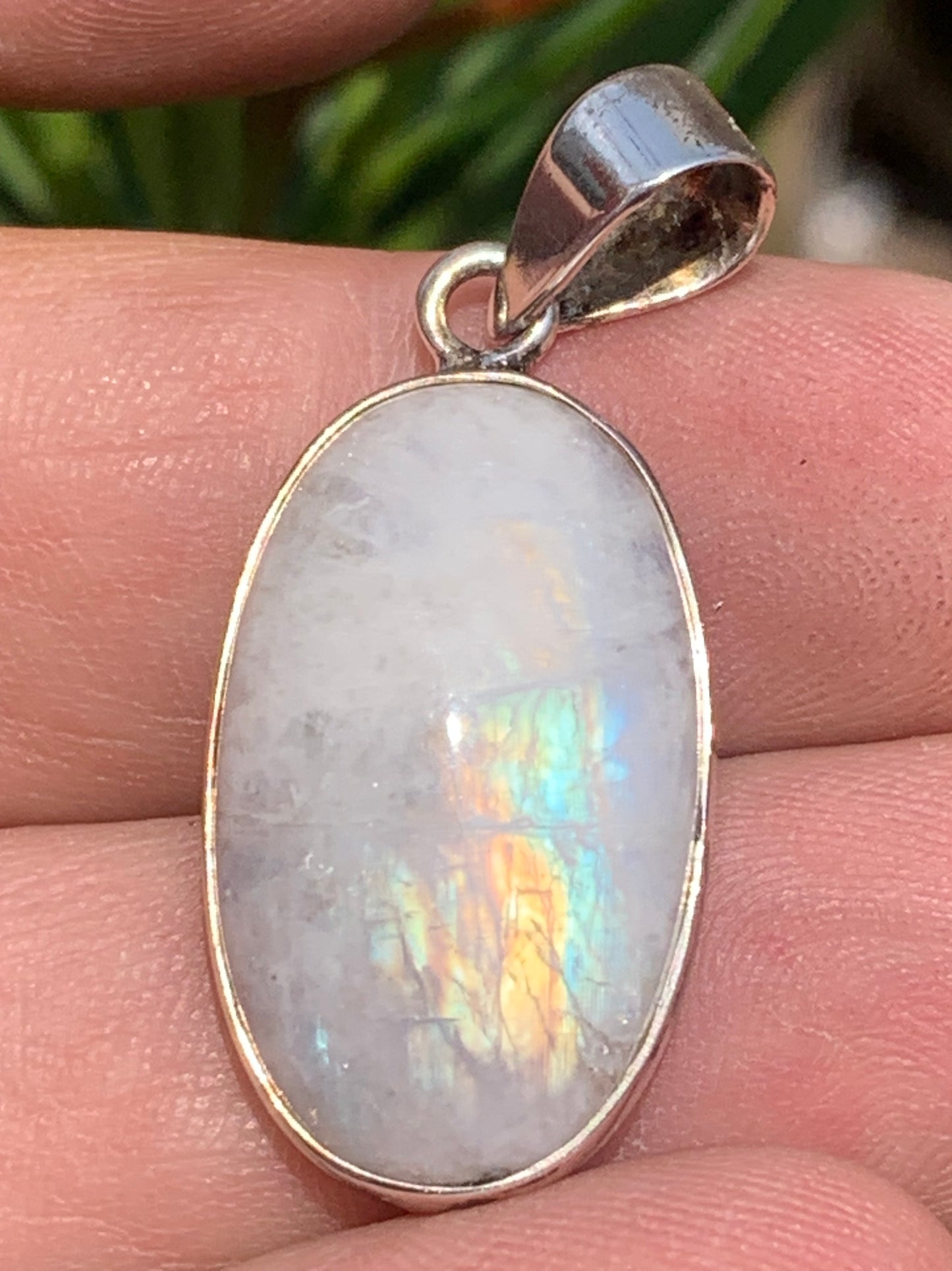 Pierre de lune/ Labradorite blanche ou Péristérite, pendentif sertis Argent de 42mm x18 x8. Qualité AA à AAA, vendu avec cordon réglable de couleur noire !