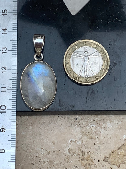 Labradorite blanche/ péristérite, pendentif en 'cabochon percé' de 42mm x 20 x 10. Qualité AA à AAA, vendu avec cordon réglable de couleur noire !