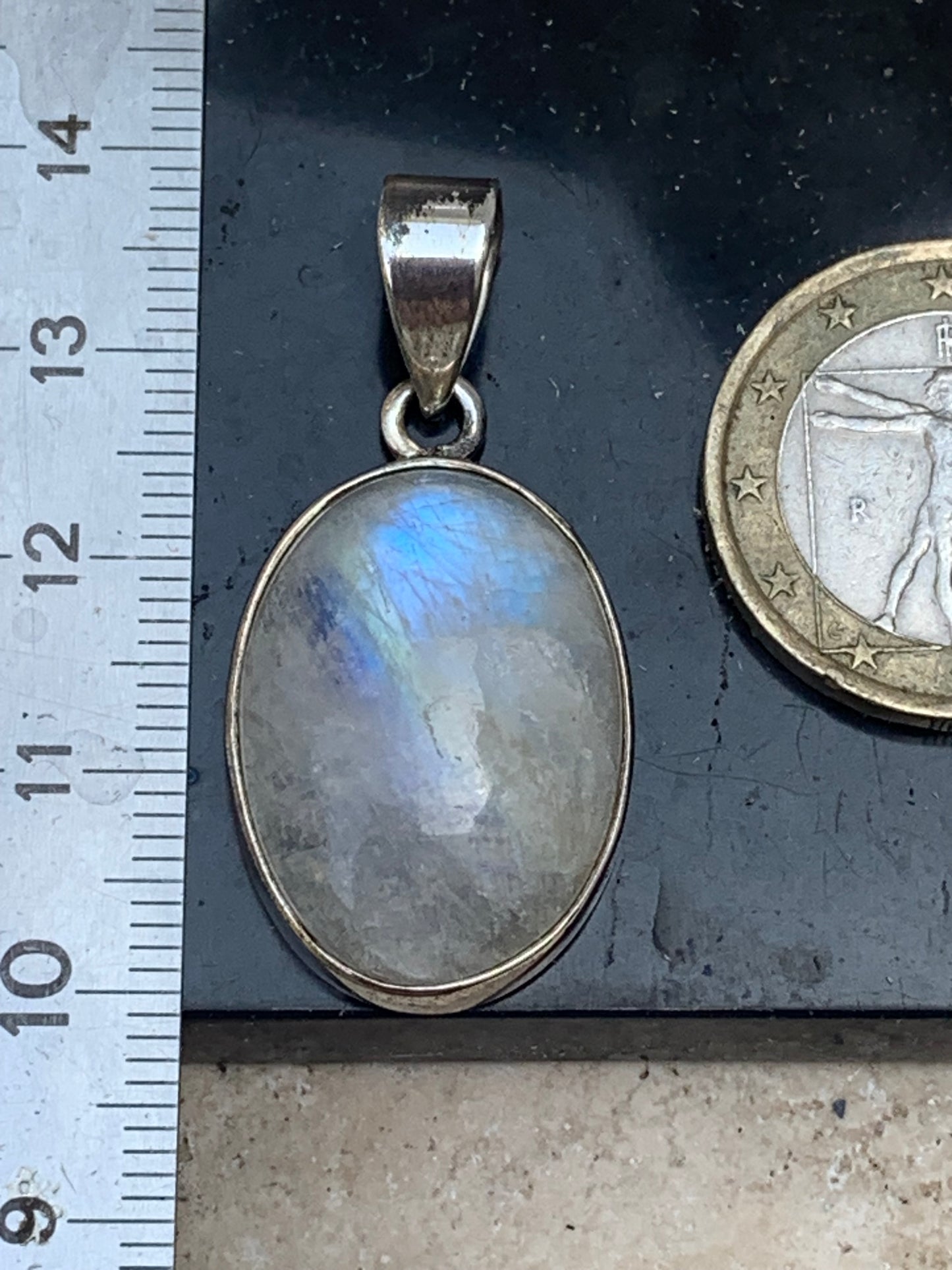 Labradorite blanche/ péristérite, pendentif en 'cabochon percé' de 42mm x 20 x 10. Qualité AA à AAA, vendu avec cordon réglable de couleur noire !