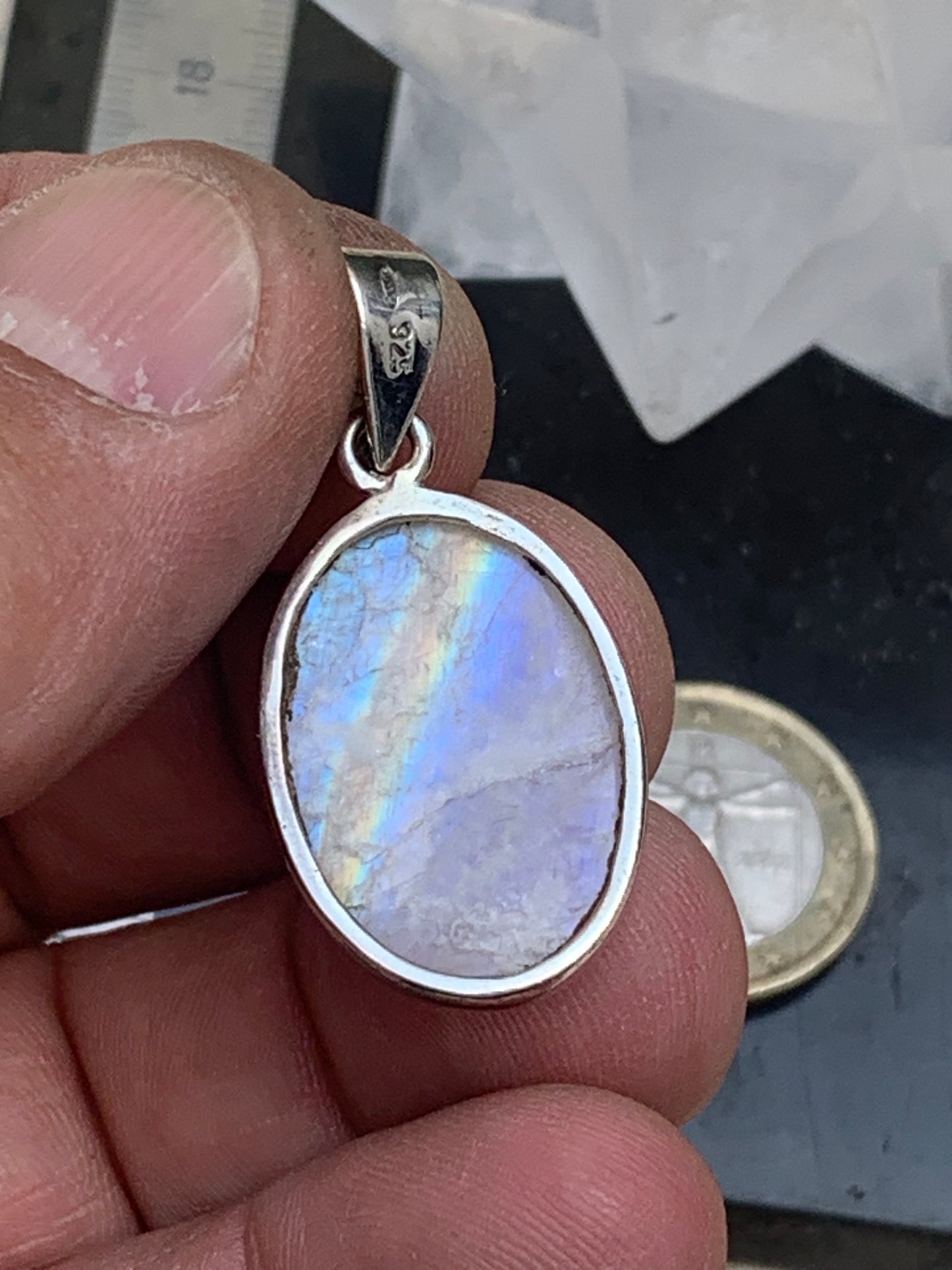 Labradorite blanche/ péristérite, pendentif en 'cabochon percé' de 42mm x 20 x 10. Qualité AA à AAA, vendu avec cordon réglable de couleur noire !