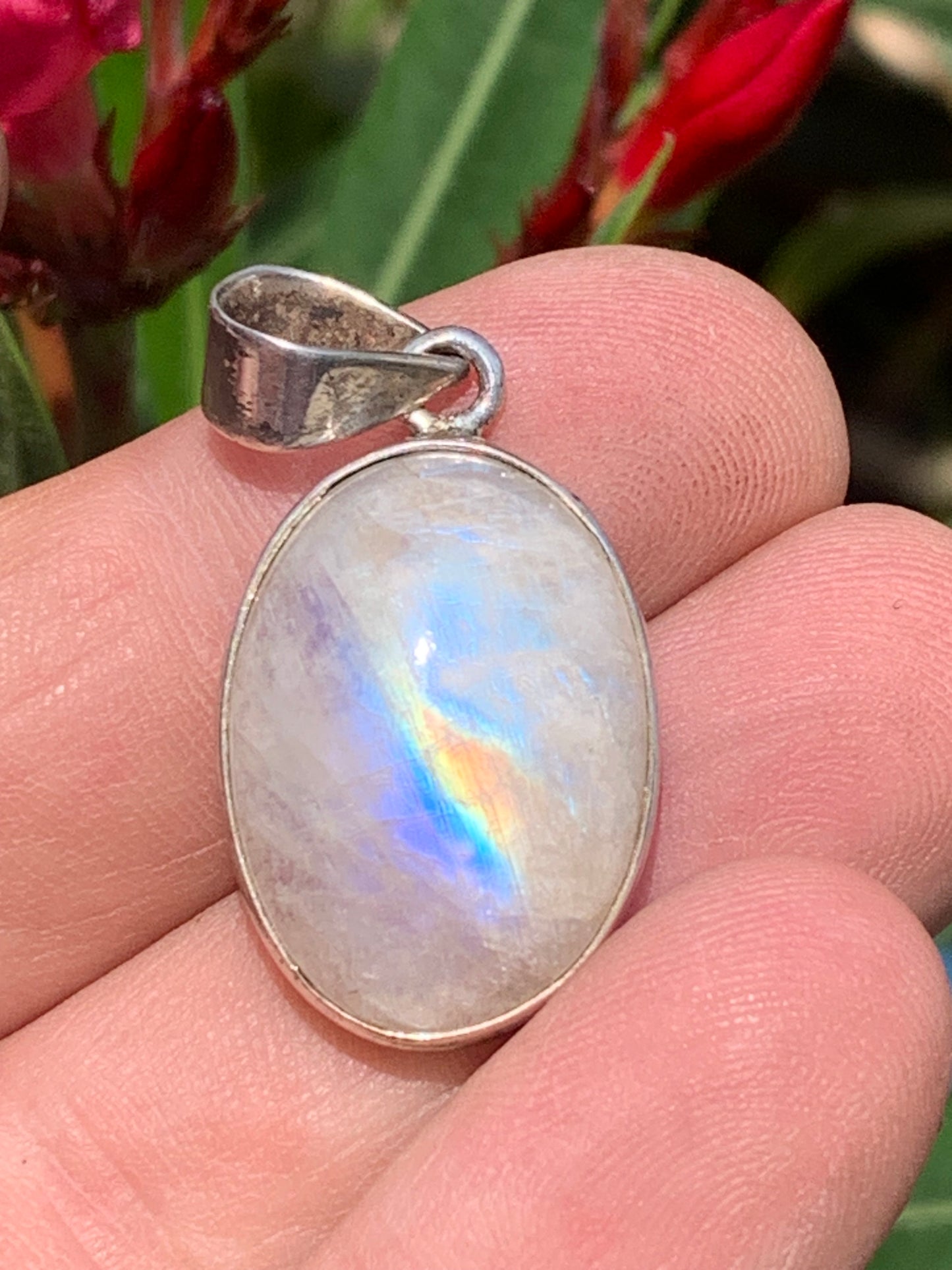 Labradorite blanche/ péristérite, pendentif en 'cabochon percé' de 42mm x 20 x 10. Qualité AA à AAA, vendu avec cordon réglable de couleur noire !