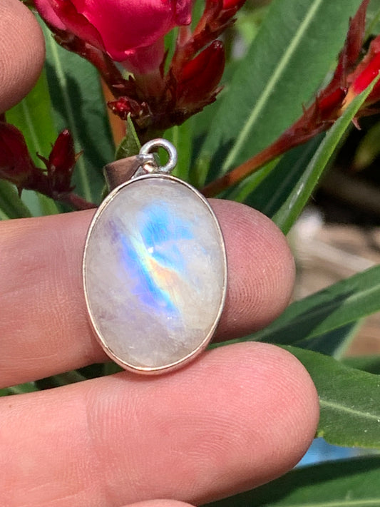 Labradorite blanche/ péristérite, pendentif en 'cabochon percé' de 42mm x 20 x 10. Qualité AA à AAA, vendu avec cordon réglable de couleur noire !