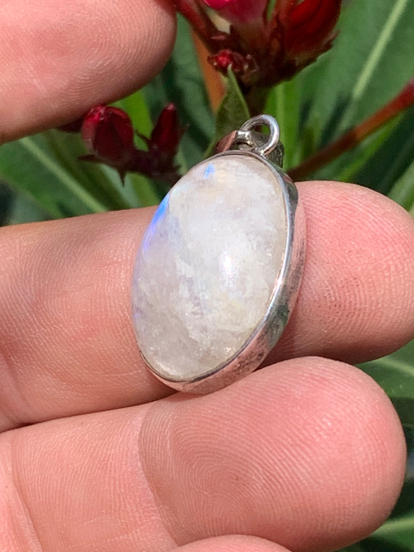 Labradorite blanche/ péristérite, pendentif en 'cabochon percé' de 42mm x 20 x 10. Qualité AA à AAA, vendu avec cordon réglable de couleur noire !