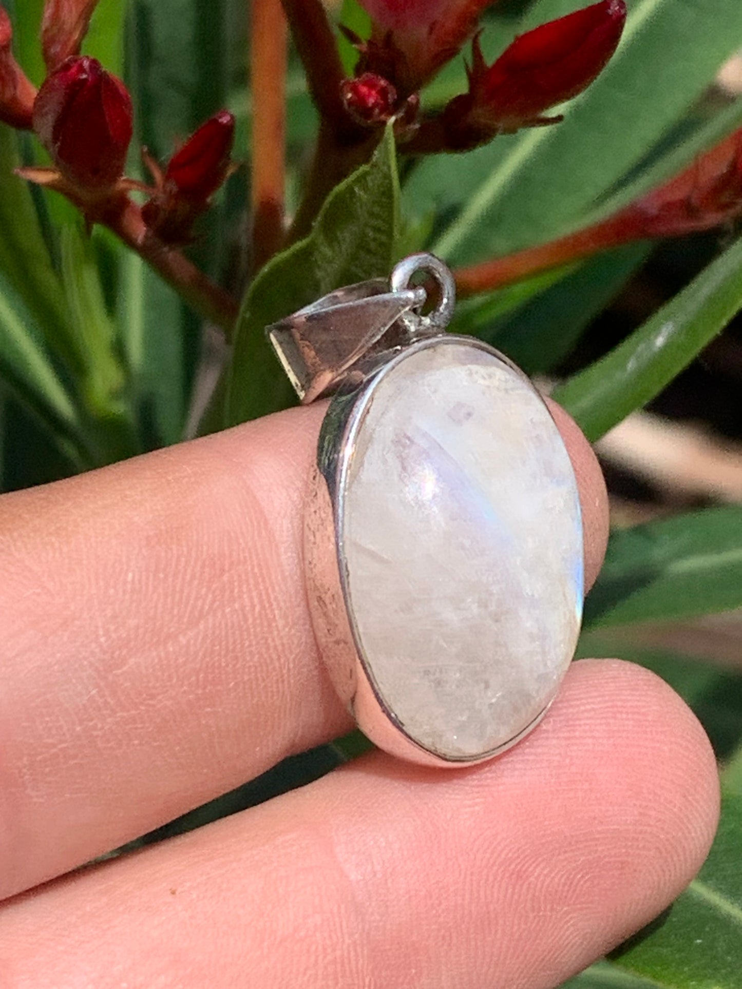 Labradorite blanche/ péristérite, pendentif en 'cabochon percé' de 42mm x 20 x 10. Qualité AA à AAA, vendu avec cordon réglable de couleur noire !