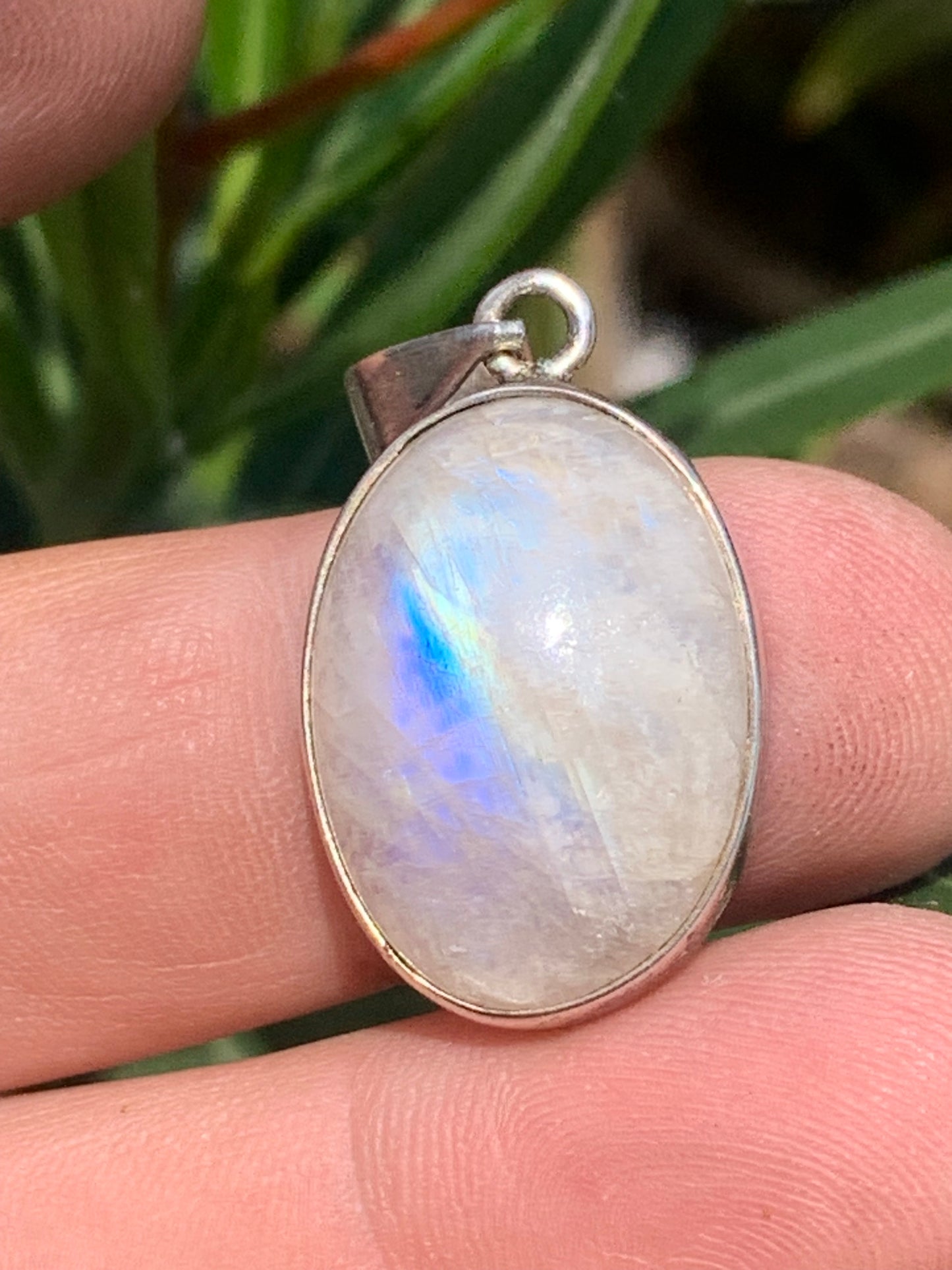 Labradorite blanche/ péristérite, pendentif en 'cabochon percé' de 42mm x 20 x 10. Qualité AA à AAA, vendu avec cordon réglable de couleur noire !