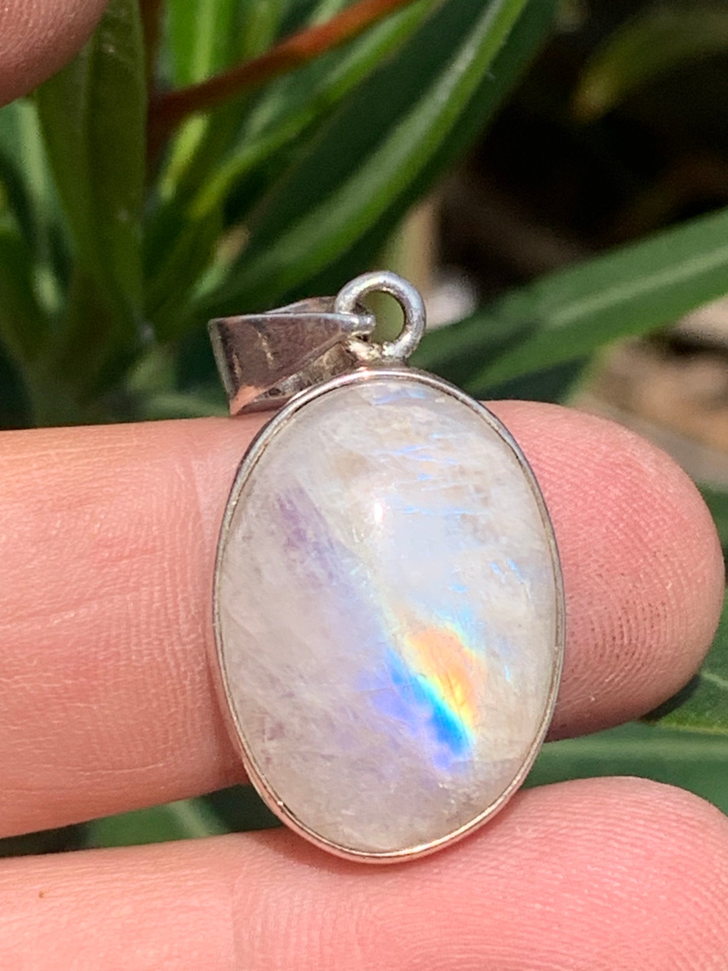 Labradorite blanche/ péristérite, pendentif en 'cabochon percé' de 42mm x 20 x 10. Qualité AA à AAA, vendu avec cordon réglable de couleur noire !