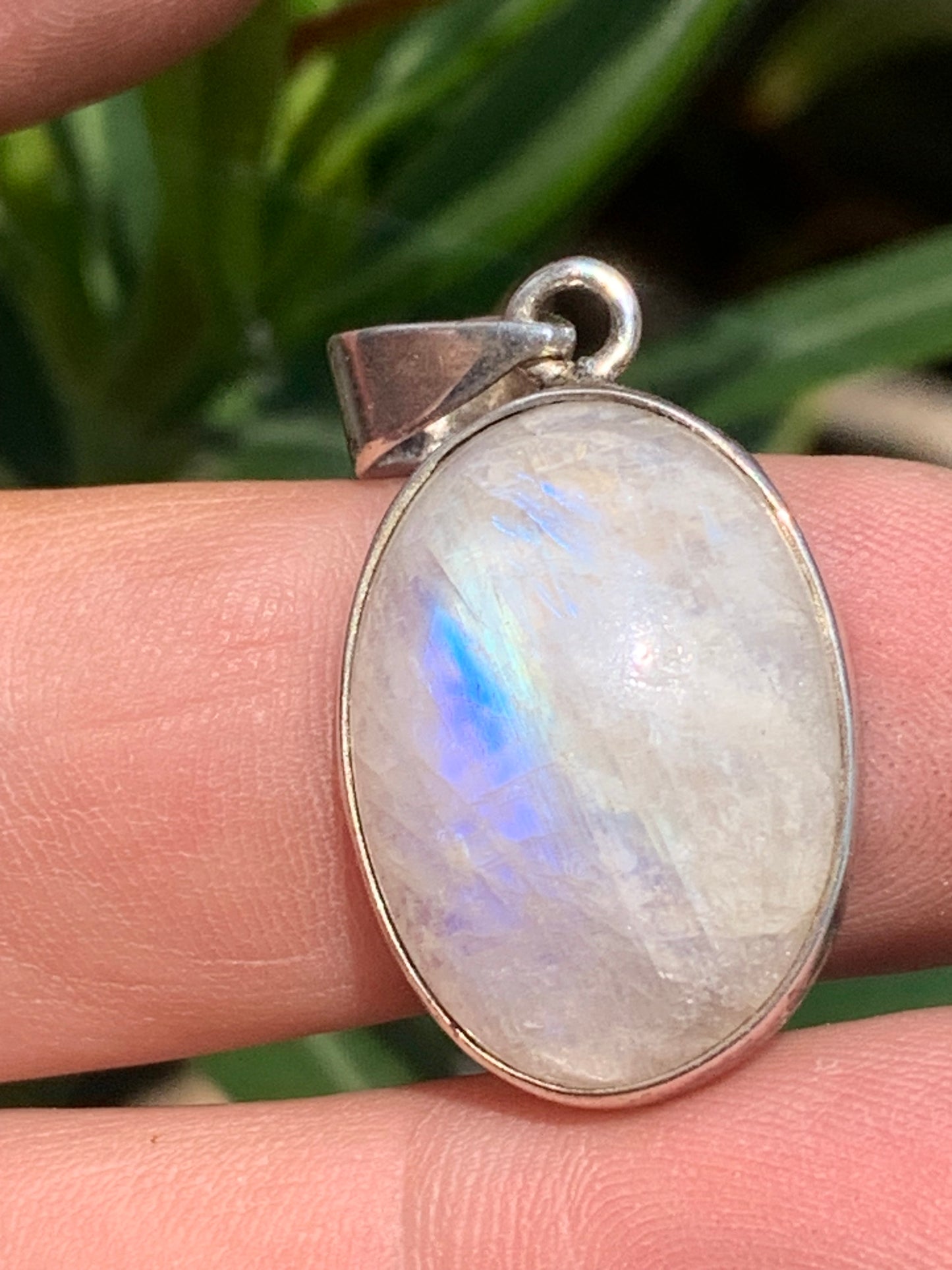 Labradorite blanche/ péristérite, pendentif en 'cabochon percé' de 42mm x 20 x 10. Qualité AA à AAA, vendu avec cordon réglable de couleur noire !