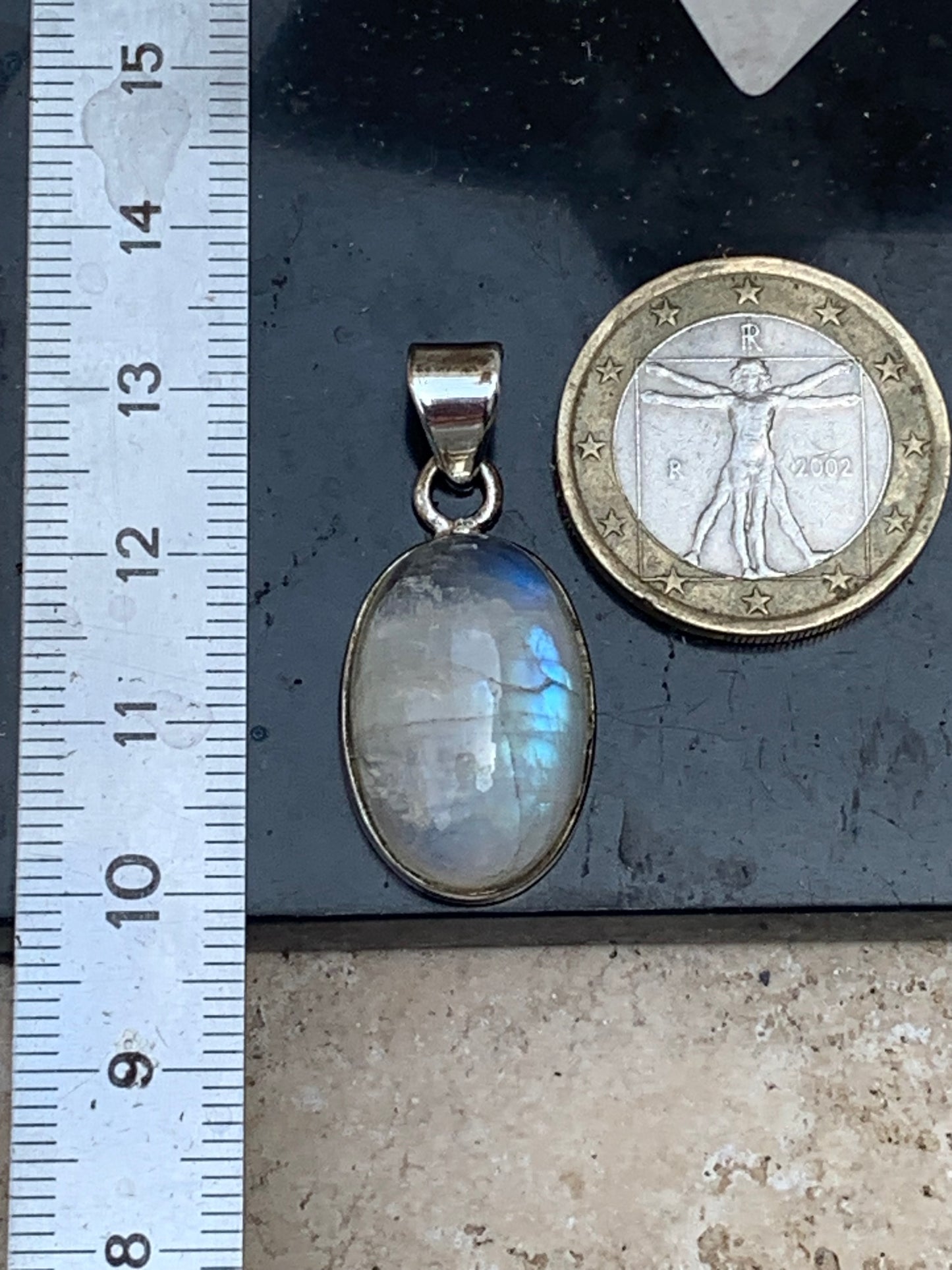 Pierre de lune/ Labradorite blanche ou Péristérite, pendentif sertis Argent de 33mm x15 x10. Qualité AA à AAA, vendu avec cordon réglable de couleur noire !