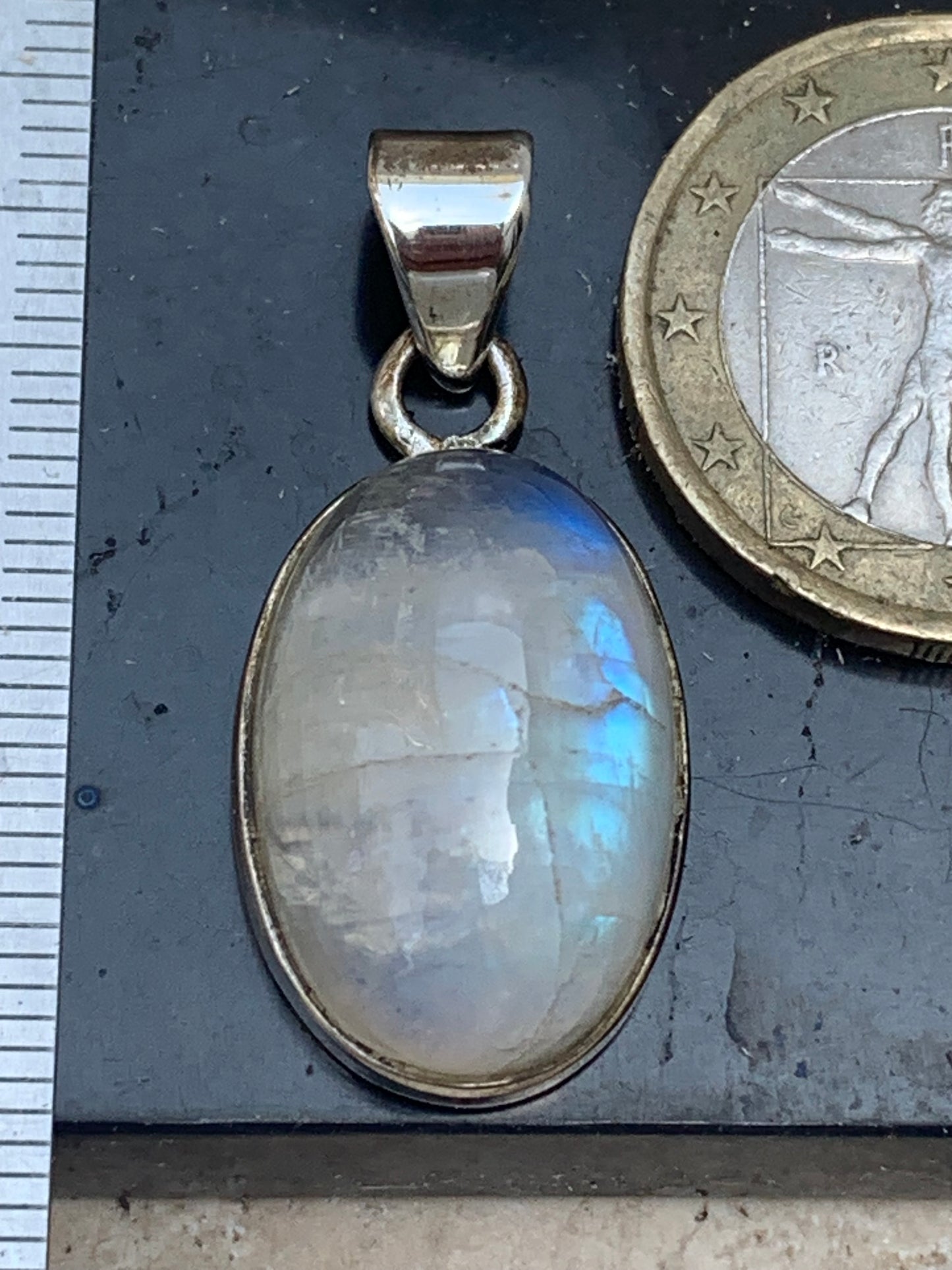 Pierre de lune/ Labradorite blanche ou Péristérite, pendentif sertis Argent de 33mm x15 x10. Qualité AA à AAA, vendu avec cordon réglable de couleur noire !