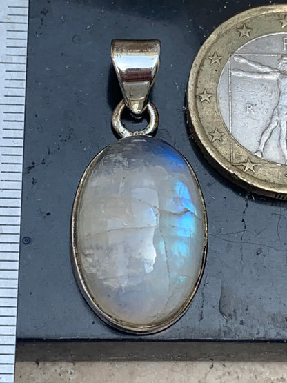 Pierre de lune/ Labradorite blanche ou Péristérite, pendentif sertis Argent de 33mm x15 x10. Qualité AA à AAA, vendu avec cordon réglable de couleur noire !