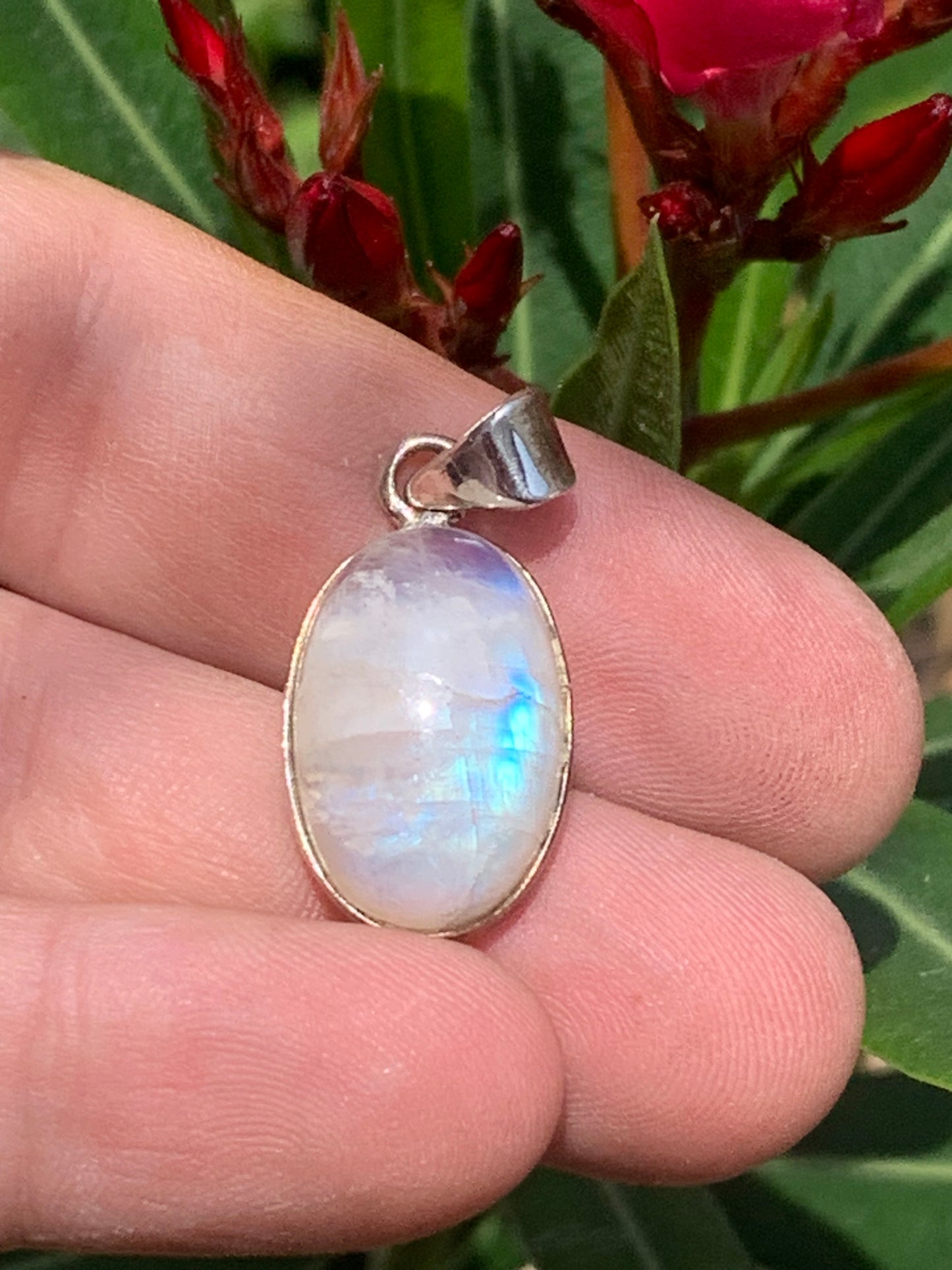 Pierre de lune/ Labradorite blanche ou Péristérite, pendentif sertis Argent de 33mm x15 x10. Qualité AA à AAA, vendu avec cordon réglable de couleur noire !