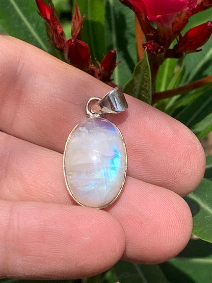 Pierre de lune/ Labradorite blanche ou Péristérite, pendentif sertis Argent de 33mm x15 x10. Qualité AA à AAA, vendu avec cordon réglable de couleur noire !