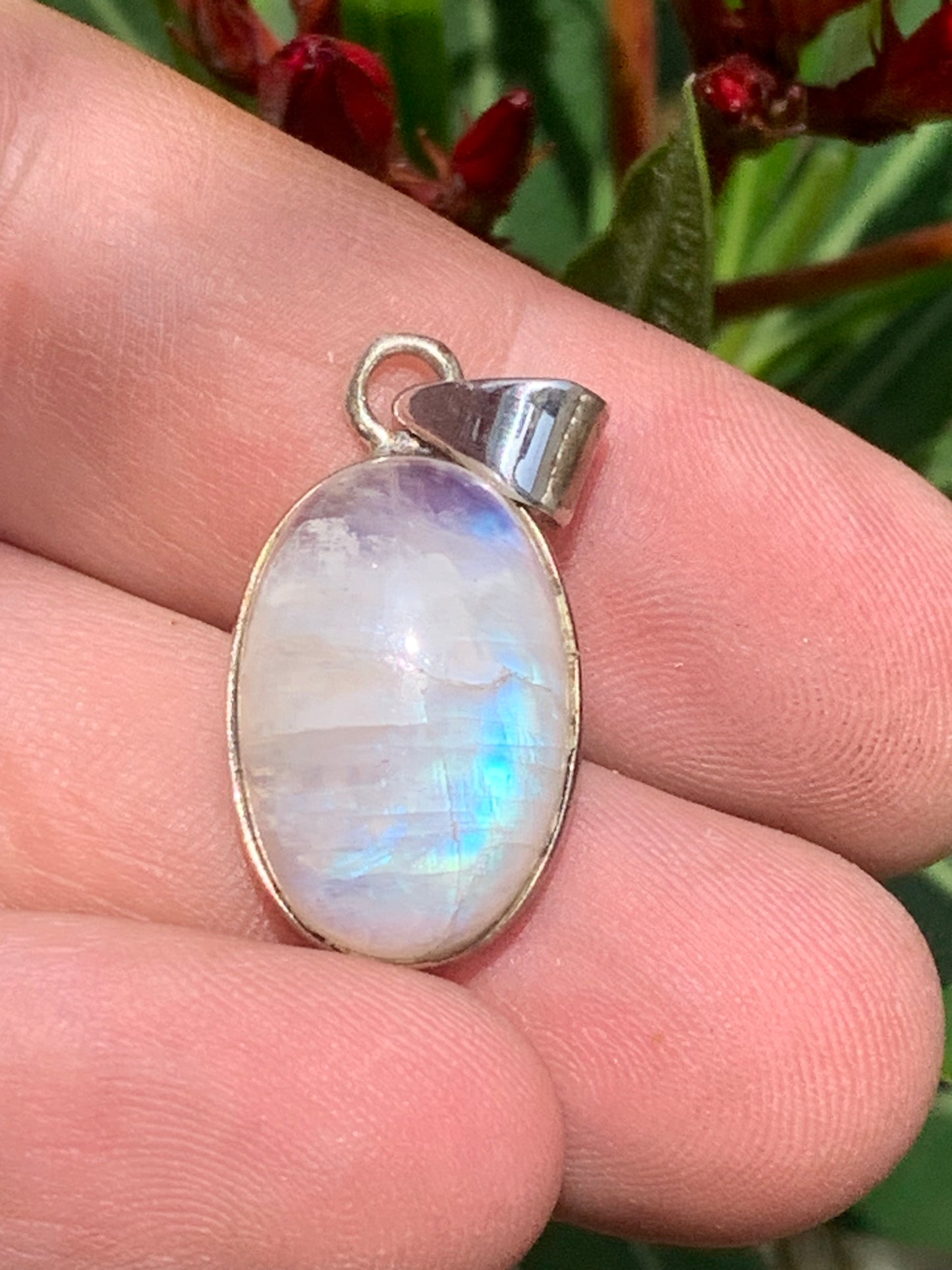 Pierre de lune/ Labradorite blanche ou Péristérite, pendentif sertis Argent de 33mm x15 x10. Qualité AA à AAA, vendu avec cordon réglable de couleur noire !
