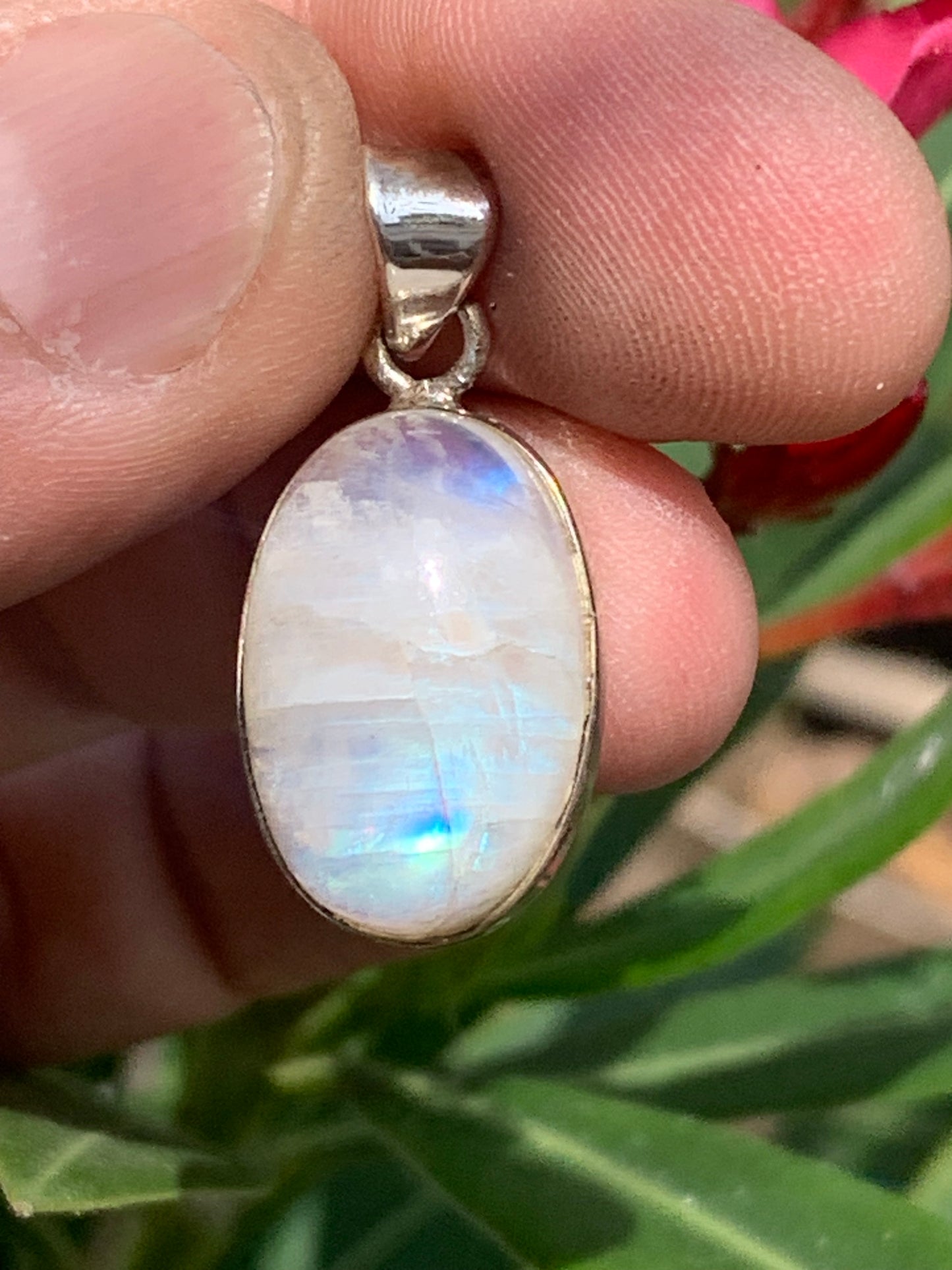 Pierre de lune/ Labradorite blanche ou Péristérite, pendentif sertis Argent de 33mm x15 x10. Qualité AA à AAA, vendu avec cordon réglable de couleur noire !