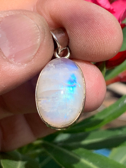 Pierre de lune/ Labradorite blanche ou Péristérite, pendentif sertis Argent de 33mm x15 x10. Qualité AA à AAA, vendu avec cordon réglable de couleur noire !