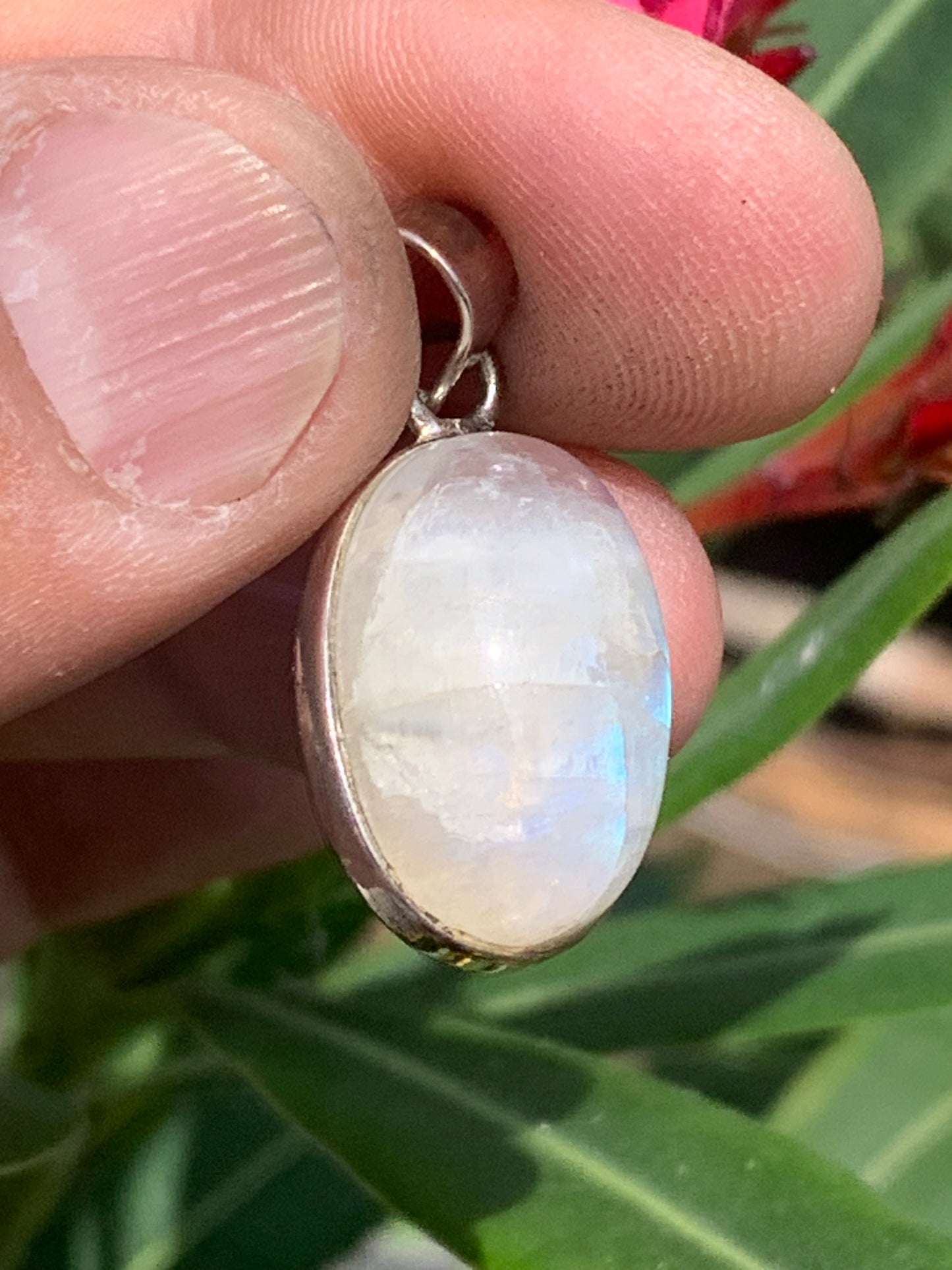 Pierre de lune/ Labradorite blanche ou Péristérite, pendentif sertis Argent de 33mm x15 x10. Qualité AA à AAA, vendu avec cordon réglable de couleur noire !