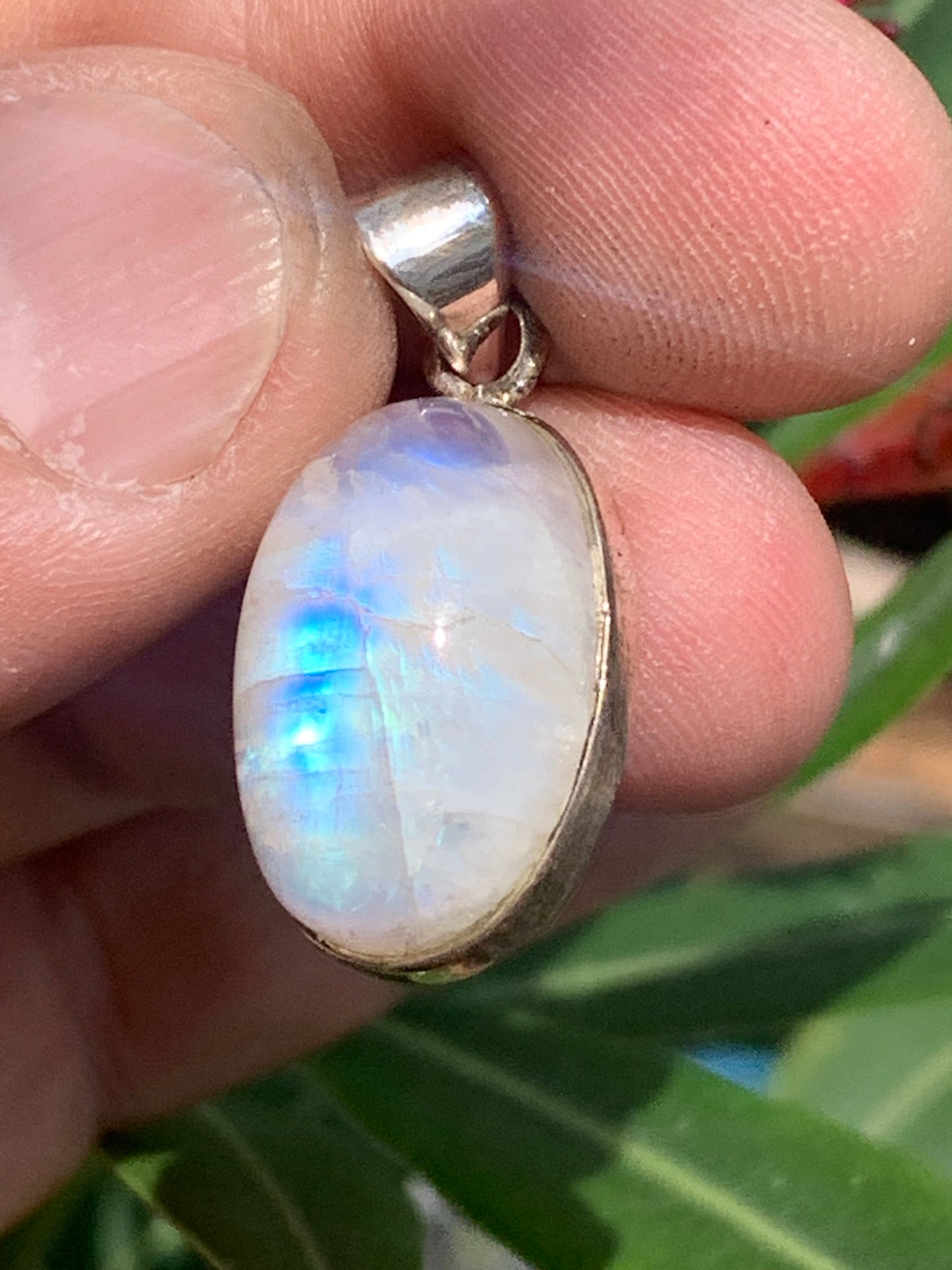 Pierre de lune/ Labradorite blanche ou Péristérite, pendentif sertis Argent de 33mm x15 x10. Qualité AA à AAA, vendu avec cordon réglable de couleur noire !