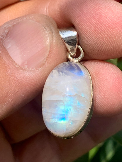 Pierre de lune/ Labradorite blanche ou Péristérite, pendentif sertis Argent de 33mm x15 x10. Qualité AA à AAA, vendu avec cordon réglable de couleur noire !