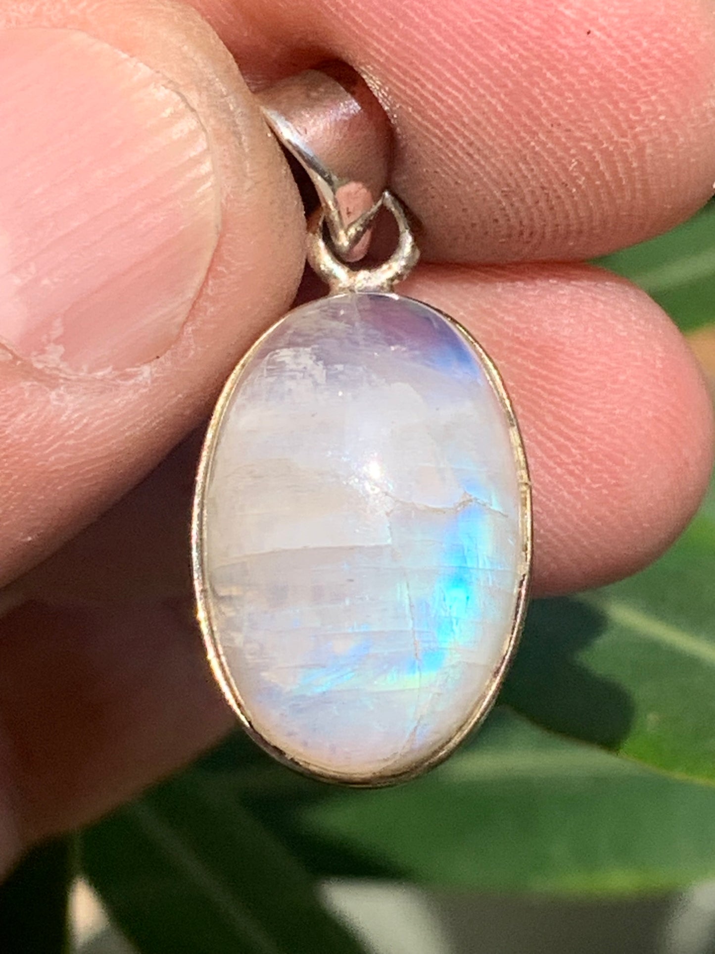 Pierre de lune/ Labradorite blanche ou Péristérite, pendentif sertis Argent de 33mm x15 x10. Qualité AA à AAA, vendu avec cordon réglable de couleur noire !