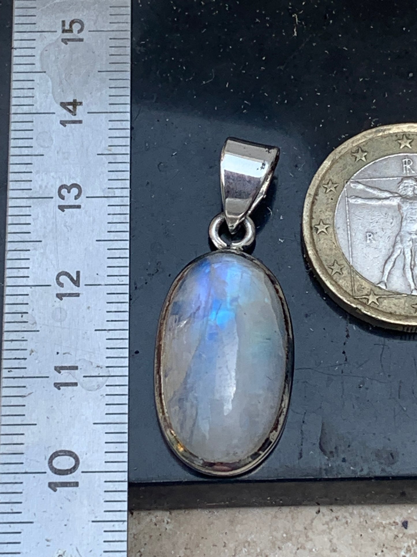 Labradorite blanche/ péristérite, pendentif en 'cabochon percé' de 38mm x 15 x 8. Qualité AA à AAA, vendu avec cordon réglable de couleur noire !