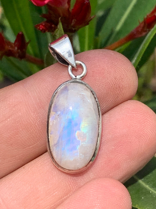 Labradorite blanche/ péristérite, pendentif en 'cabochon percé' de 38mm x 15 x 8. Qualité AA à AAA, vendu avec cordon réglable de couleur noire !