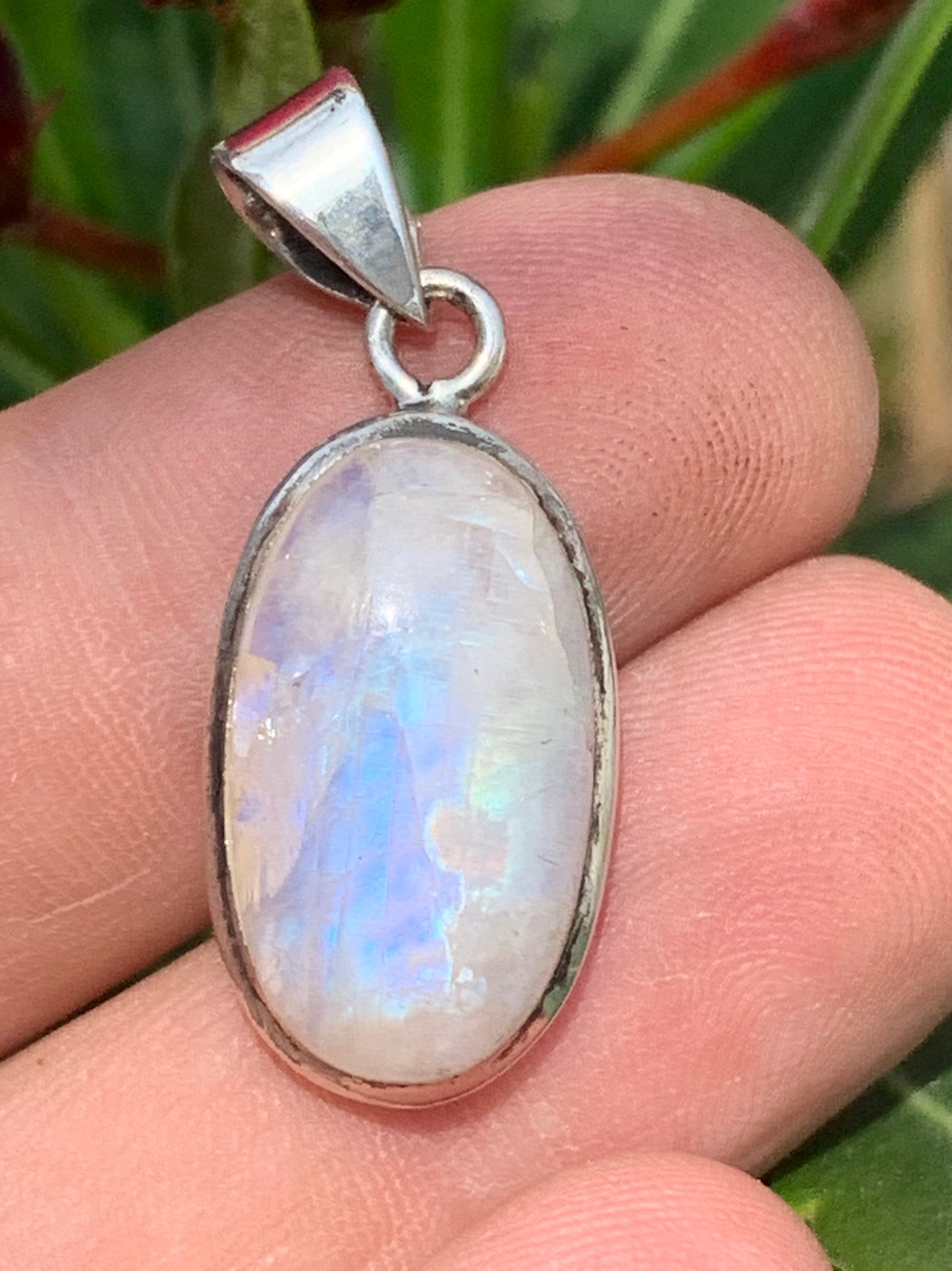 Labradorite blanche/ péristérite, pendentif en 'cabochon percé' de 38mm x 15 x 8. Qualité AA à AAA, vendu avec cordon réglable de couleur noire !