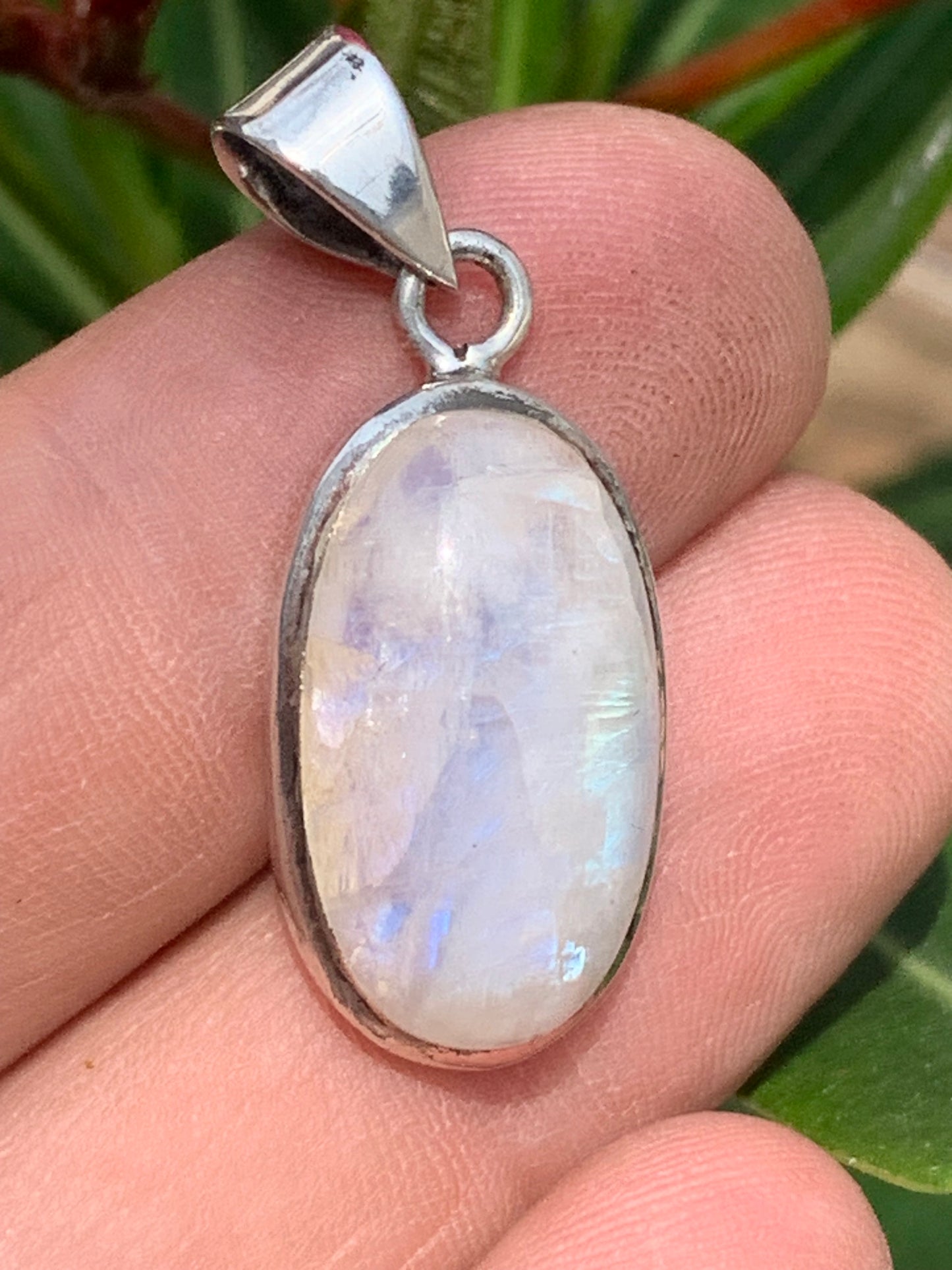Labradorite blanche/ péristérite, pendentif en 'cabochon percé' de 38mm x 15 x 8. Qualité AA à AAA, vendu avec cordon réglable de couleur noire !