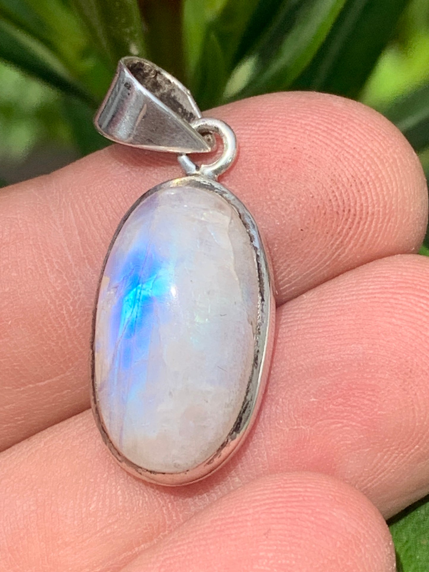 Labradorite blanche/ péristérite, pendentif en 'cabochon percé' de 38mm x 15 x 8. Qualité AA à AAA, vendu avec cordon réglable de couleur noire !