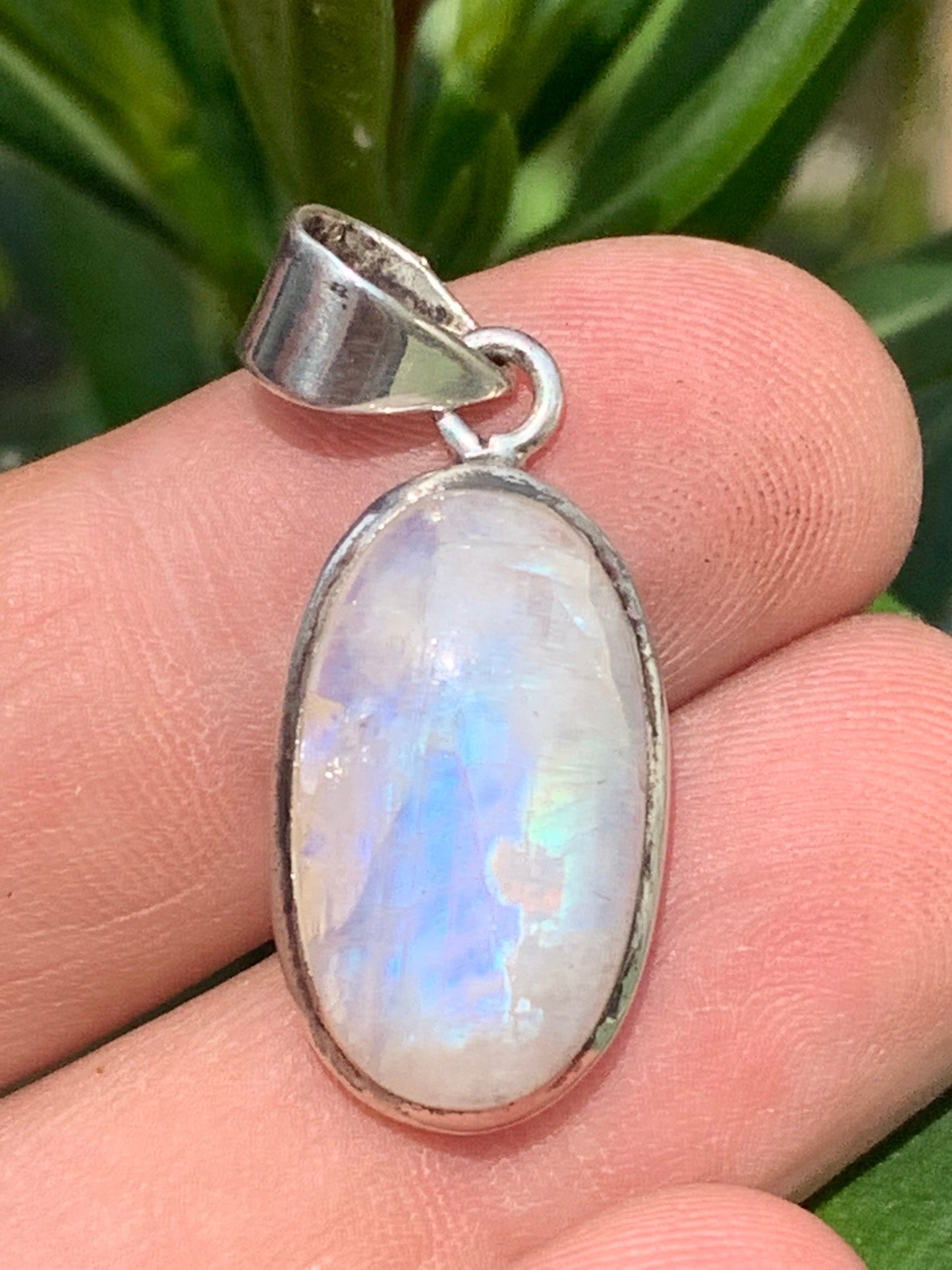 Labradorite blanche/ péristérite, pendentif en 'cabochon percé' de 38mm x 15 x 8. Qualité AA à AAA, vendu avec cordon réglable de couleur noire !
