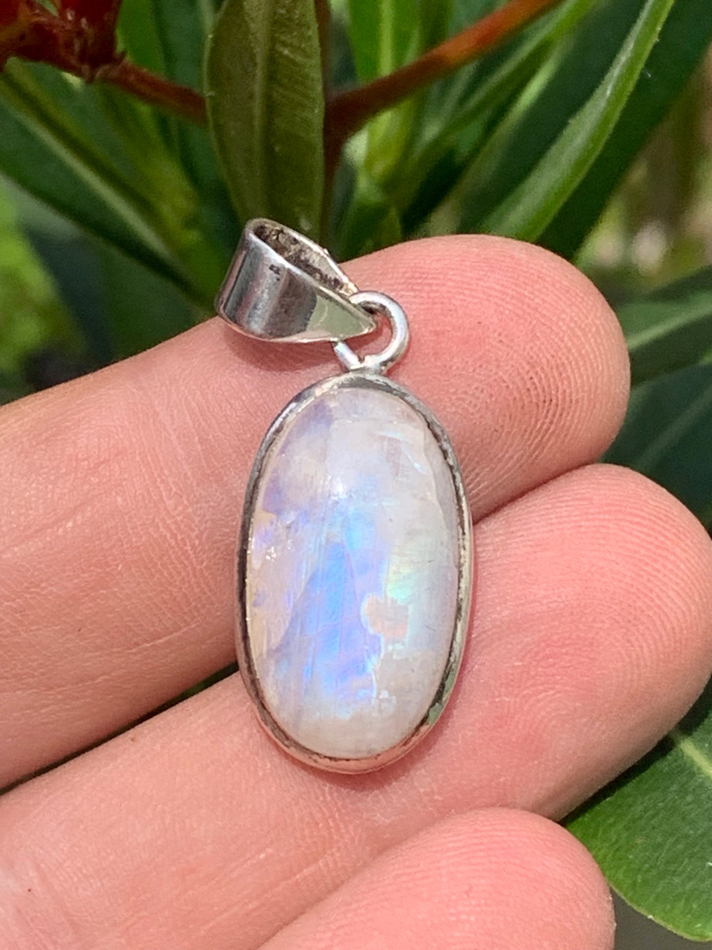 Labradorite blanche/ péristérite, pendentif en 'cabochon percé' de 38mm x 15 x 8. Qualité AA à AAA, vendu avec cordon réglable de couleur noire !