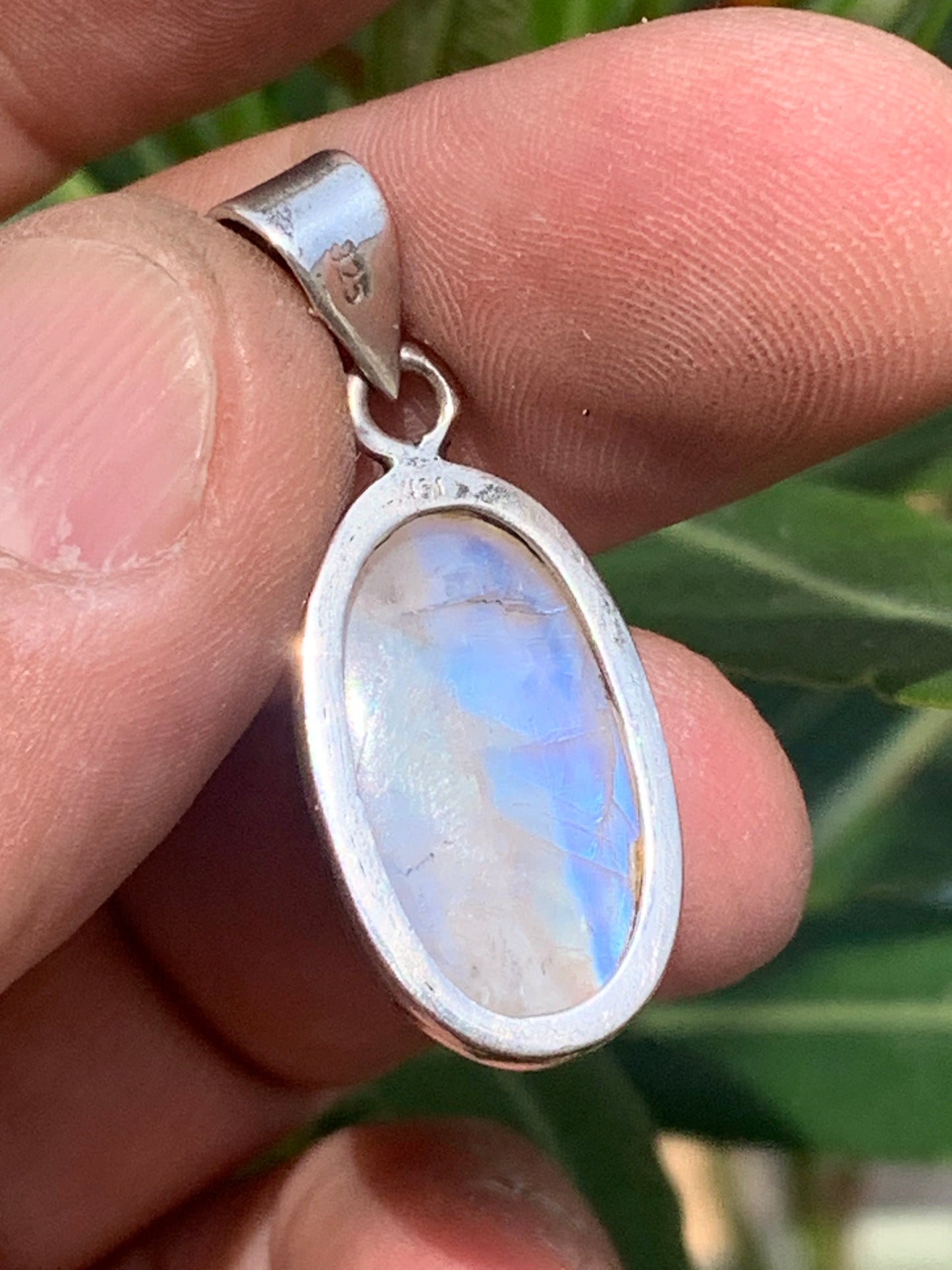 Labradorite blanche/ péristérite, pendentif en 'cabochon percé' de 38mm x 15 x 8. Qualité AA à AAA, vendu avec cordon réglable de couleur noire !