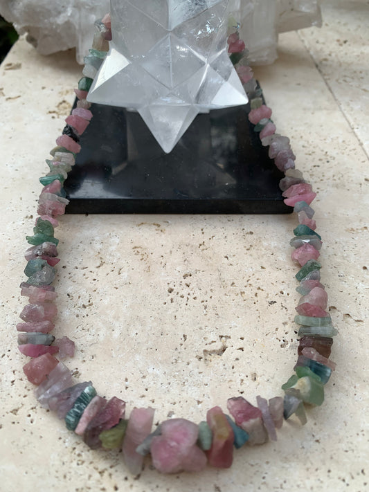 Bijoux d'exception, superbe collier en perle naturelle de tourmaline multicolore, 45cm de longueur. Fait sur Argent par G&Z !