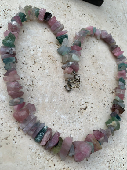 Bijoux d'exception, superbe collier en perle naturelle de tourmaline multicolore, 45cm de longueur. Fait sur Argent par G&Z !