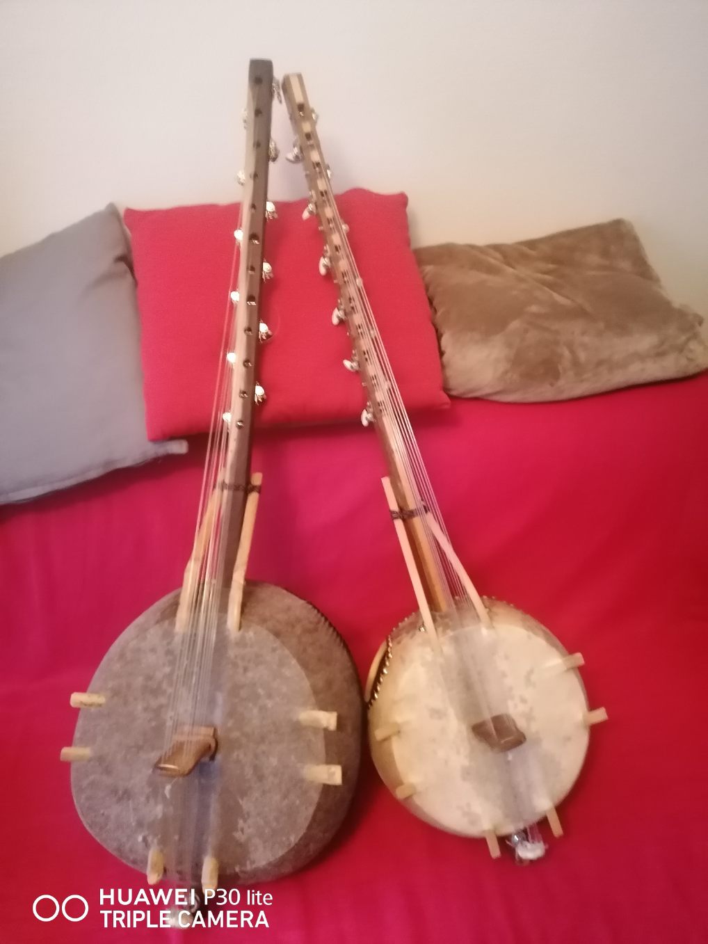 Kamélé n'Goni de 12 cordes (nylon), fait au Mali dans la tradition ! 1,10 mètres de hauteur, caisse en potiron de 35 centimètres de diamètre. Le son est proche d'un kalimba, une douceur incroyable, la harpe Africaine !