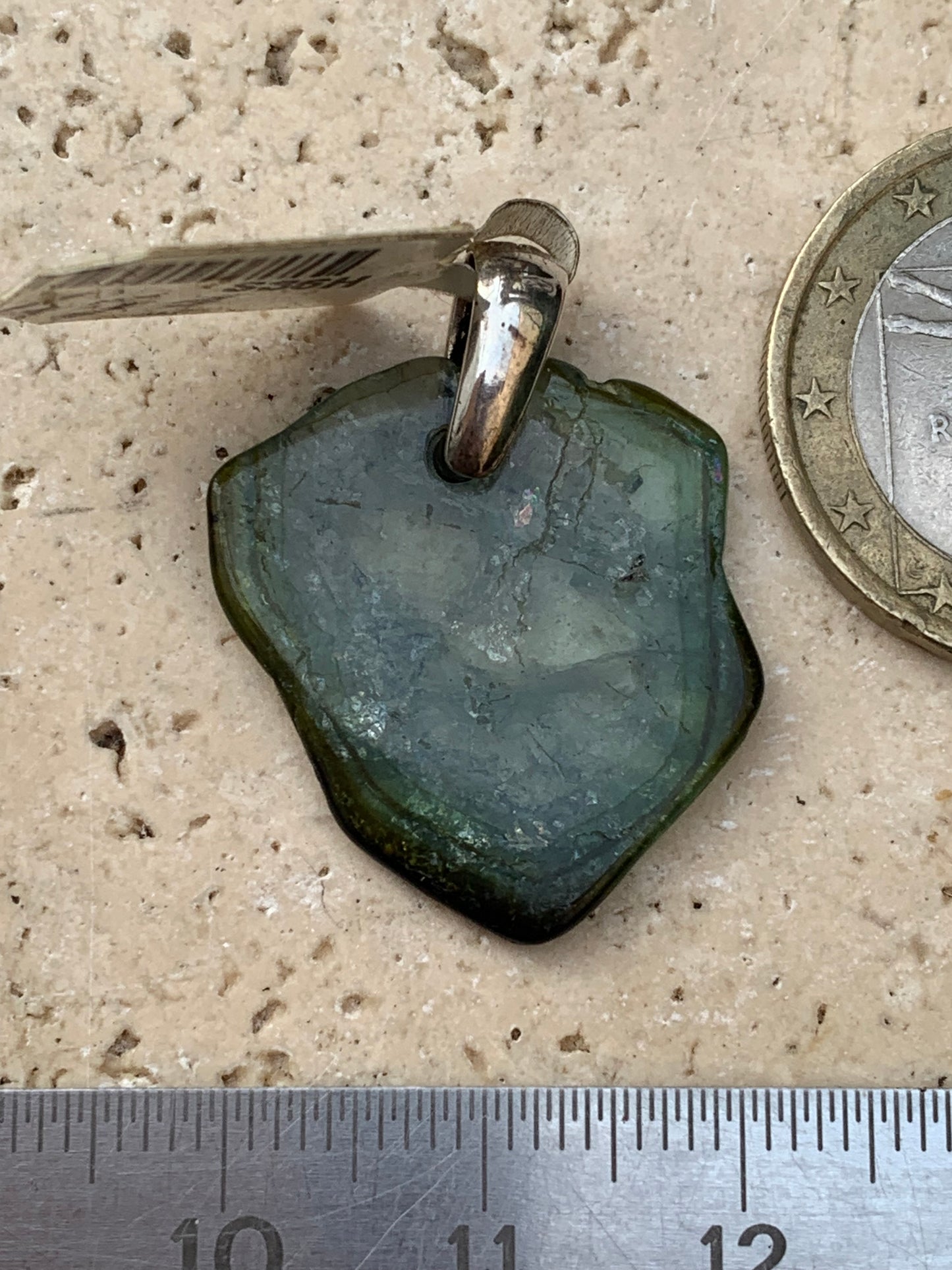 Tourmaline verte/ Verdélite avec Indigolite ! Pièce unique en Argent de 28mm de hauteur x 20 de largeur x 2 d'épaisseur. Vendu avec cordon réglable de couleur noire.
