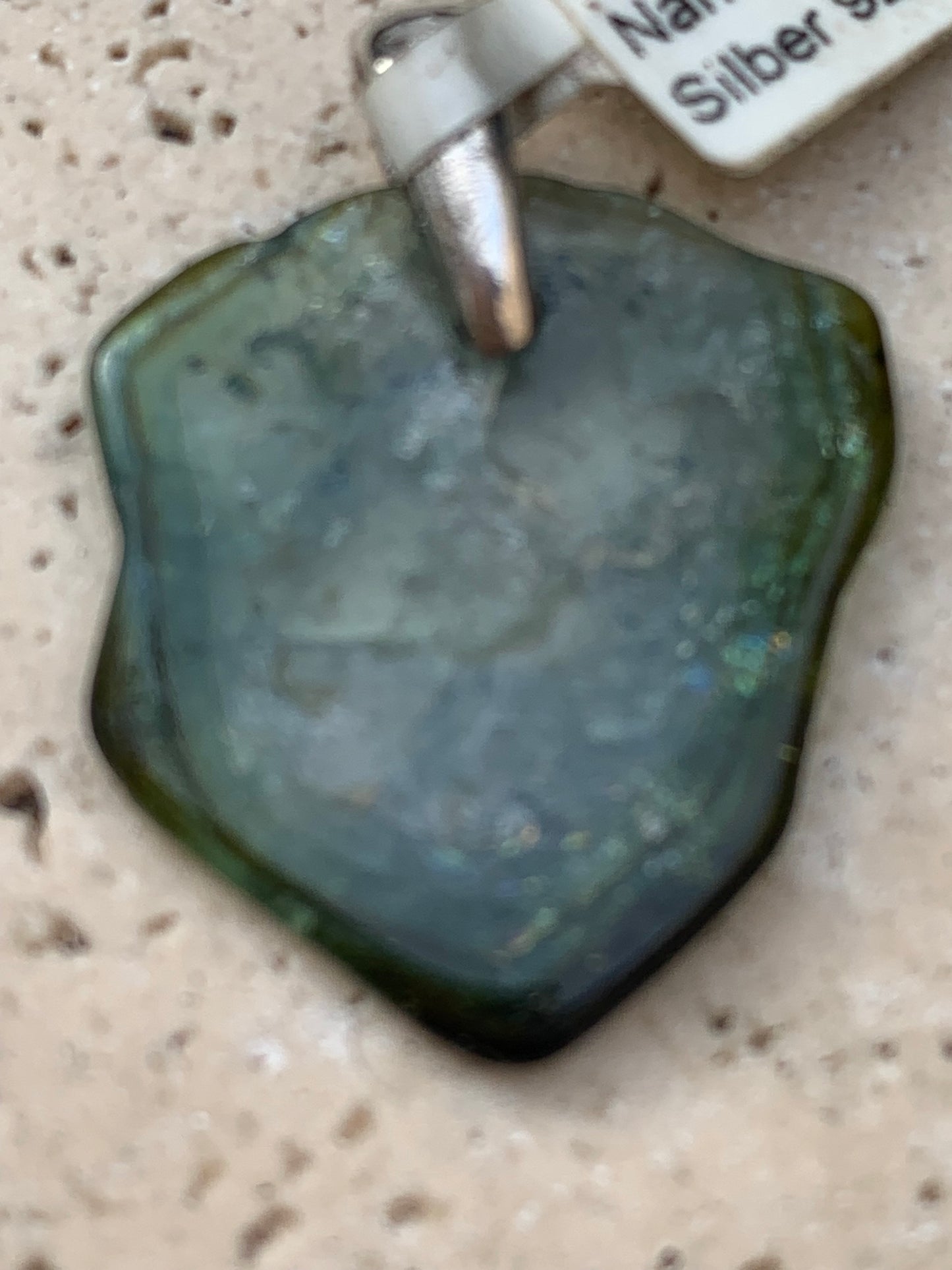 Tourmaline verte/ Verdélite avec Indigolite ! Pièce unique en Argent de 28mm de hauteur x 20 de largeur x 2 d'épaisseur. Vendu avec cordon réglable de couleur noire.