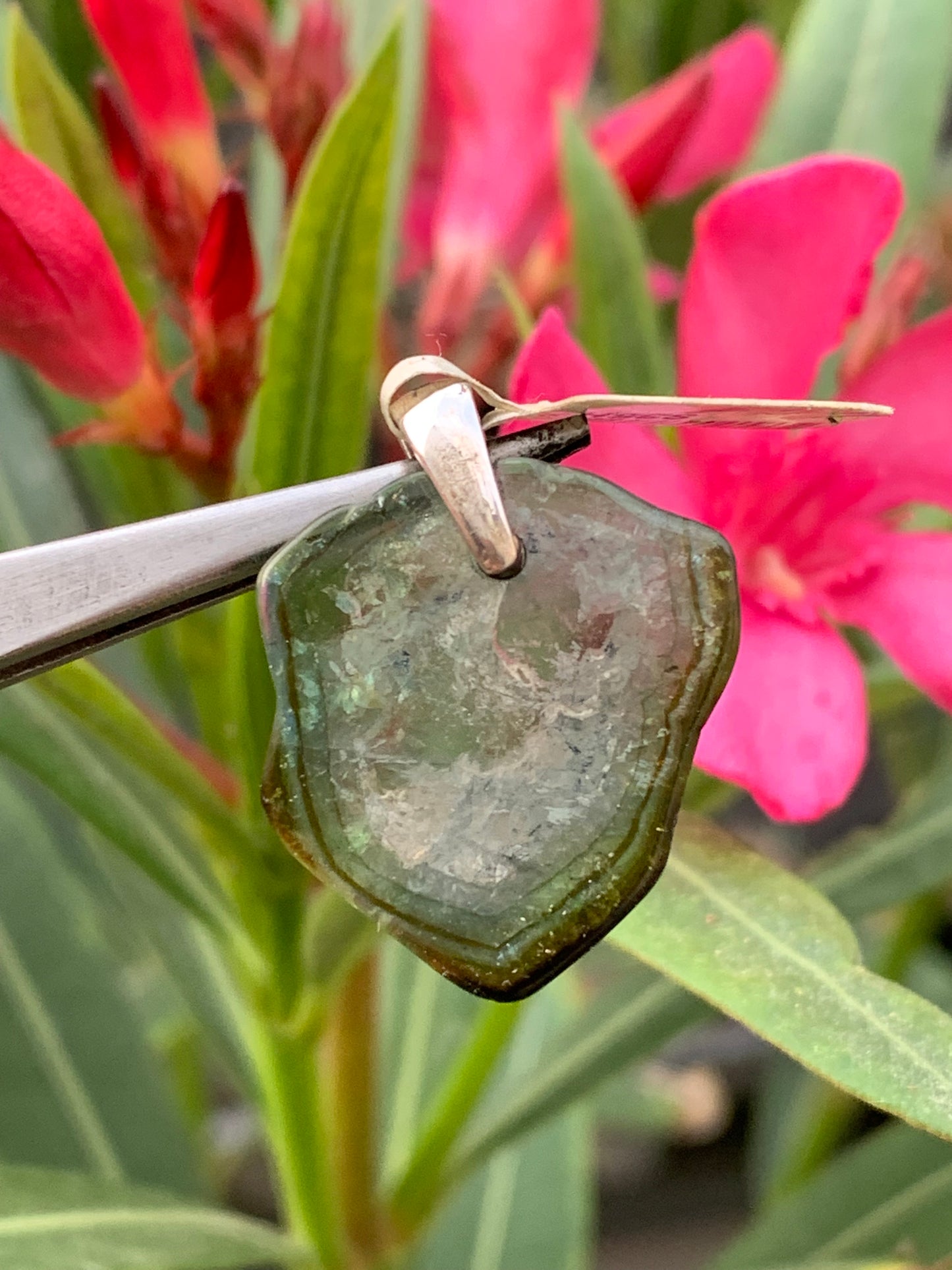Tourmaline verte/ Verdélite avec Indigolite ! Pièce unique en Argent de 28mm de hauteur x 20 de largeur x 2 d'épaisseur. Vendu avec cordon réglable de couleur noire.