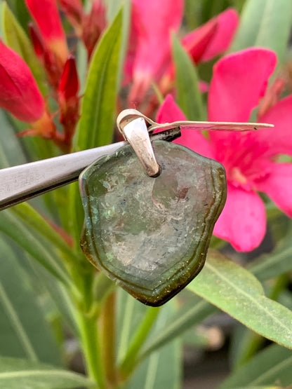 Tourmaline verte/ Verdélite avec Indigolite ! Pièce unique en Argent de 28mm de hauteur x 20 de largeur x 2 d'épaisseur. Vendu avec cordon réglable de couleur noire.