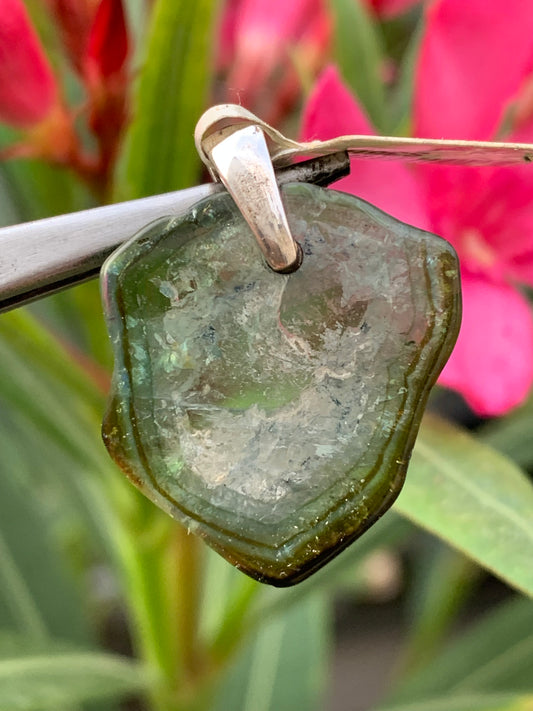 Tourmaline verte/ Verdélite avec Indigolite ! Pièce unique en Argent de 28mm de hauteur x 20 de largeur x 2 d'épaisseur. Vendu avec cordon réglable de couleur noire.
