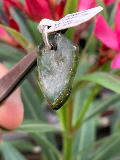 Tourmaline verte/ Verdélite avec Indigolite ! Pièce unique en Argent de 28mm de hauteur x 20 de largeur x 2 d'épaisseur. Vendu avec cordon réglable de couleur noire.