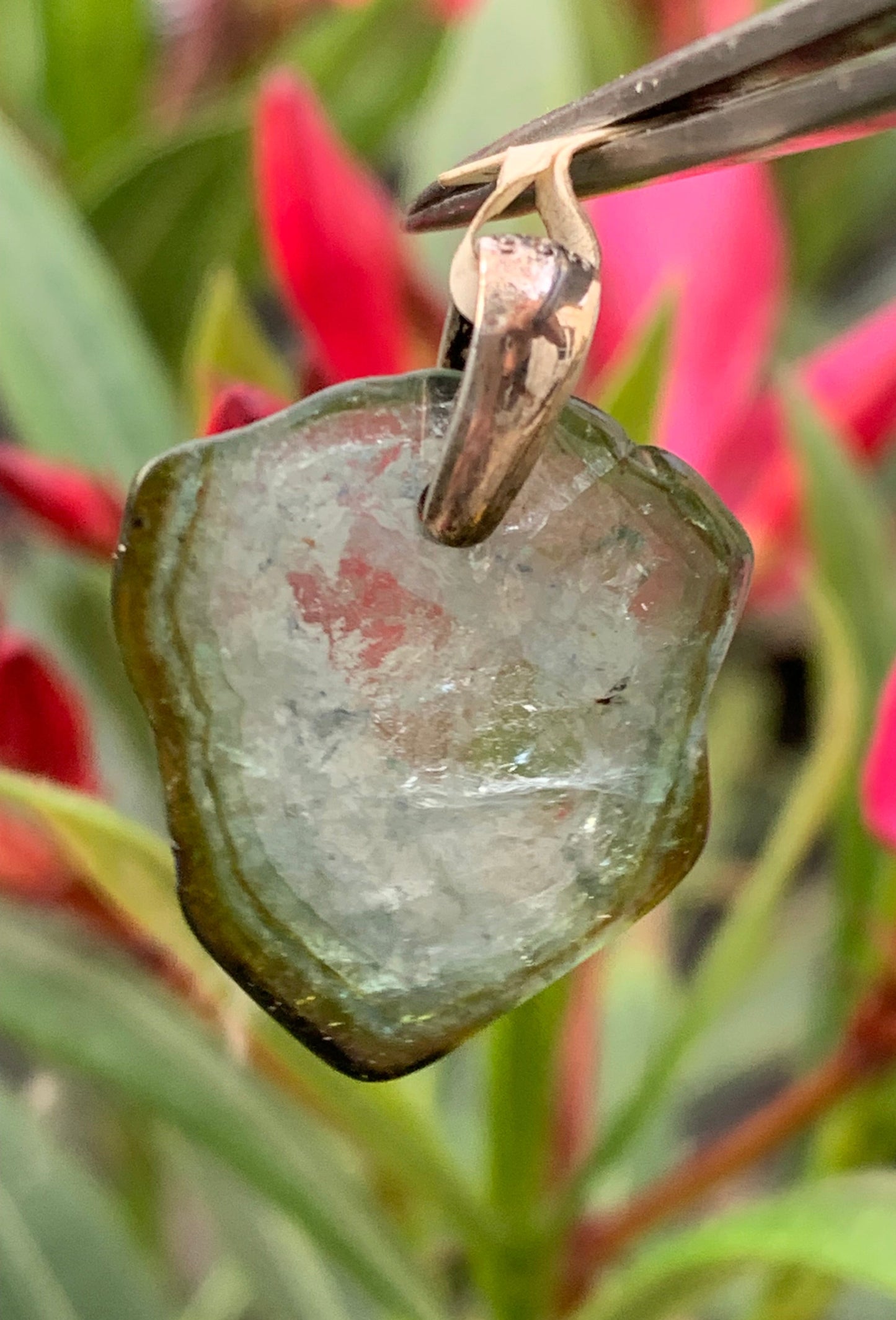 Tourmaline verte/ Verdélite avec Indigolite ! Pièce unique en Argent de 28mm de hauteur x 20 de largeur x 2 d'épaisseur. Vendu avec cordon réglable de couleur noire.