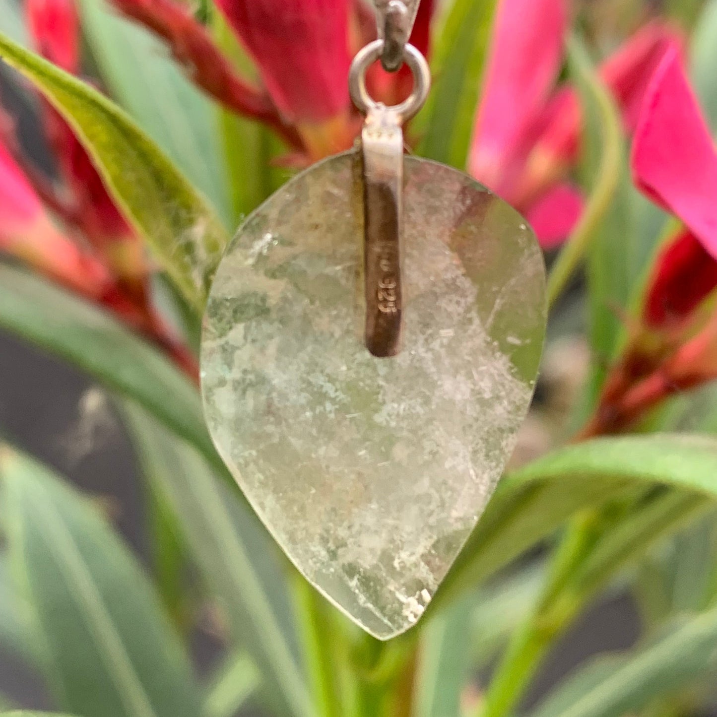Tourmaline verte/ Verdélite avec Indigolite ! Pièce unique en Argent de 35mm de hauteur x 18 de largeur x 3. Vendu avec cordon réglable de couleur noire. Fait par Gen & Zen !