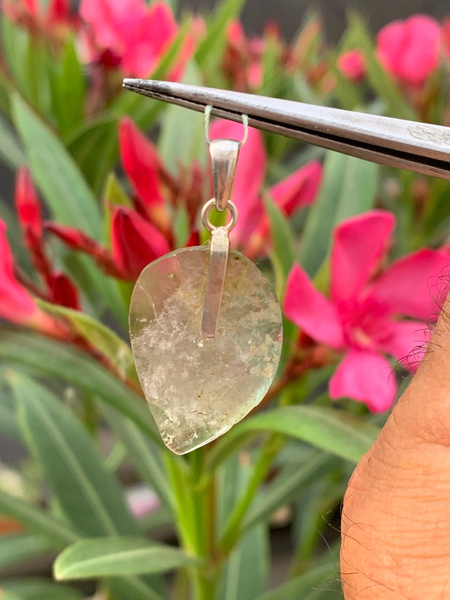 Tourmaline verte/ Verdélite avec Indigolite ! Pièce unique en Argent de 35mm de hauteur x 18 de largeur x 3. Vendu avec cordon réglable de couleur noire. Fait par Gen & Zen !