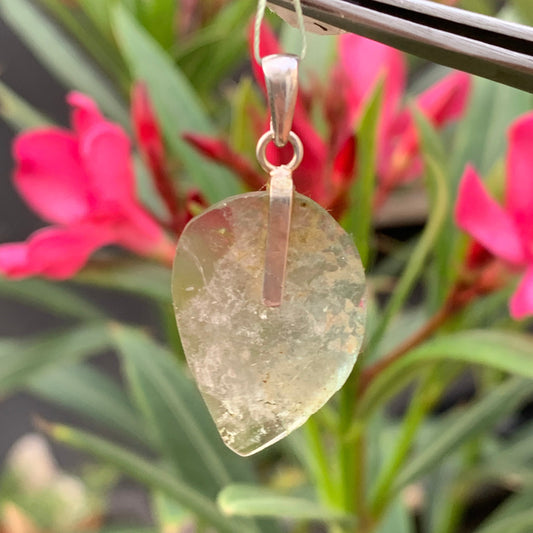 Tourmaline verte/ Verdélite avec Indigolite ! Pièce unique en Argent de 35mm de hauteur x 18 de largeur x 3. Vendu avec cordon réglable de couleur noire. Fait par Gen & Zen !