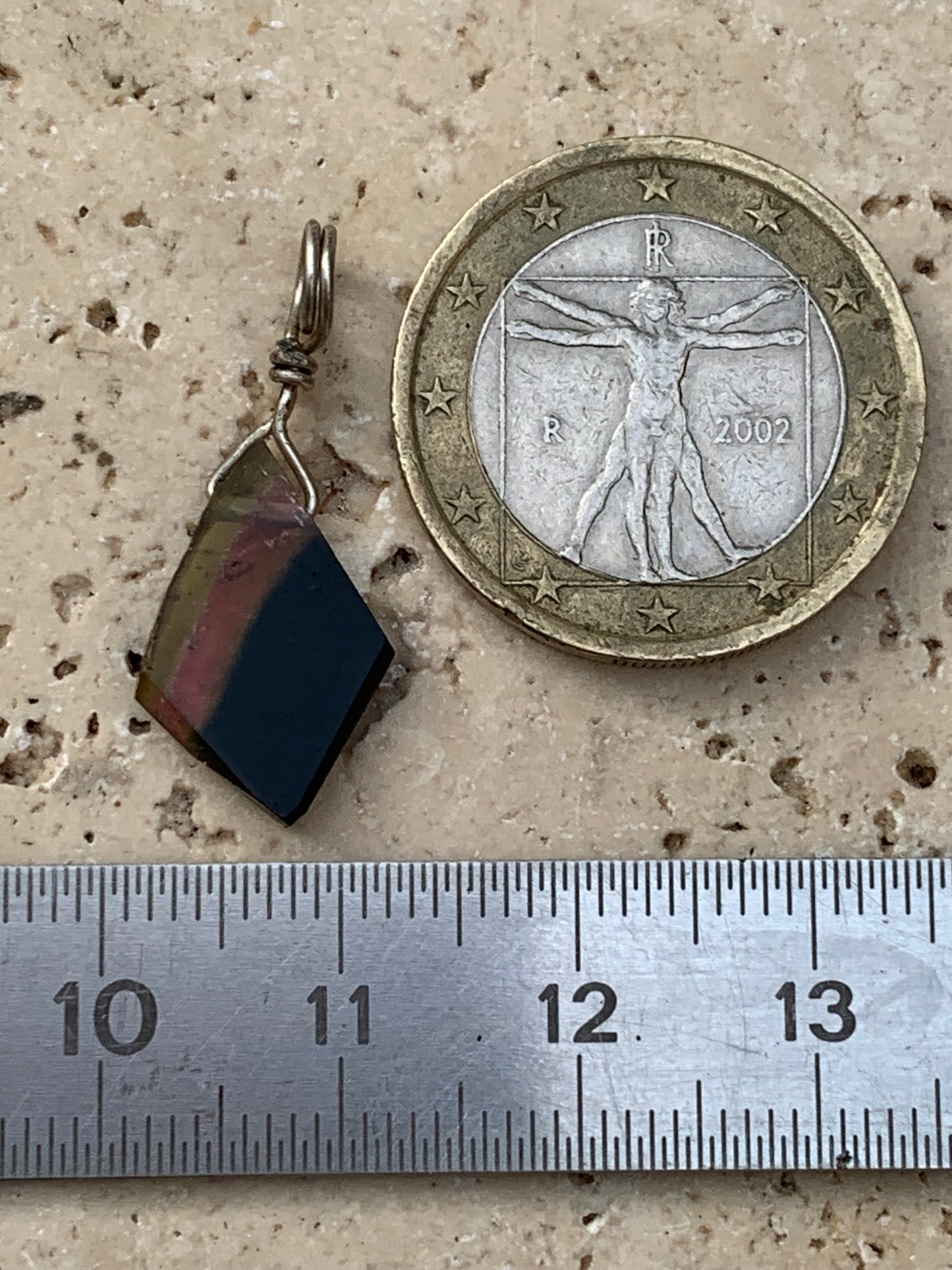 Tourmaline elbaïte melon d'eau/ pastèque ! Pendentif en Argent fait par G&Z, 25 mm de hauteur x 10 de largeur x . Vendu avec cordon réglable de couleur noire !