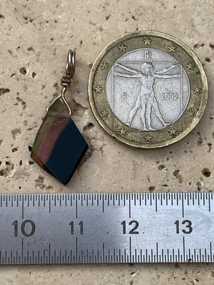 Tourmaline elbaïte melon d'eau/ pastèque ! Pendentif en Argent fait par G&Z, 25 mm de hauteur x 10 de largeur x . Vendu avec cordon réglable de couleur noire !