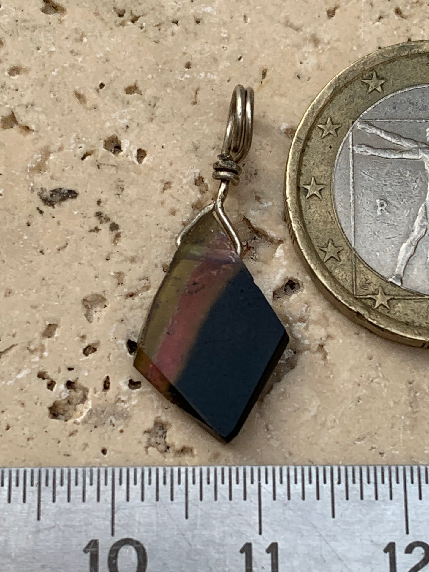 Tourmaline elbaïte melon d'eau/ pastèque ! Pendentif en Argent fait par G&Z, 25 mm de hauteur x 10 de largeur x . Vendu avec cordon réglable de couleur noire !