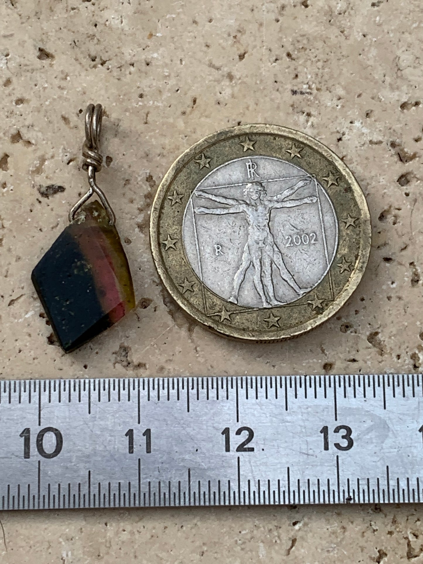 Tourmaline elbaïte melon d'eau/ pastèque ! Pendentif en Argent fait par G&Z, 25 mm de hauteur x 10 de largeur x . Vendu avec cordon réglable de couleur noire !