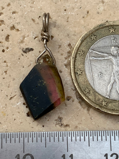 Tourmaline elbaïte melon d'eau/ pastèque ! Pendentif en Argent fait par G&Z, 25 mm de hauteur x 10 de largeur x . Vendu avec cordon réglable de couleur noire !