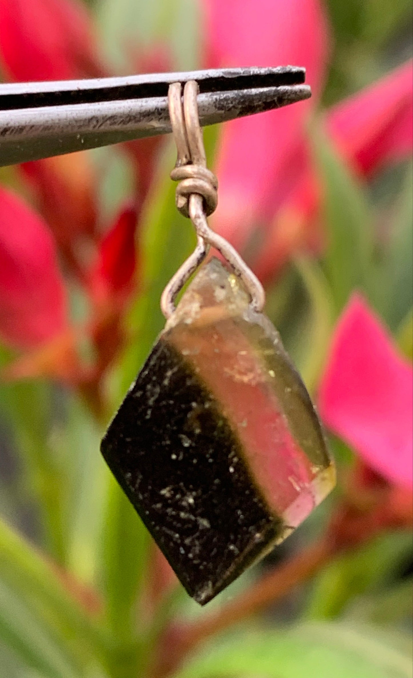 Tourmaline elbaïte melon d'eau/ pastèque ! Pendentif en Argent fait par G&Z, 25 mm de hauteur x 10 de largeur x . Vendu avec cordon réglable de couleur noire !